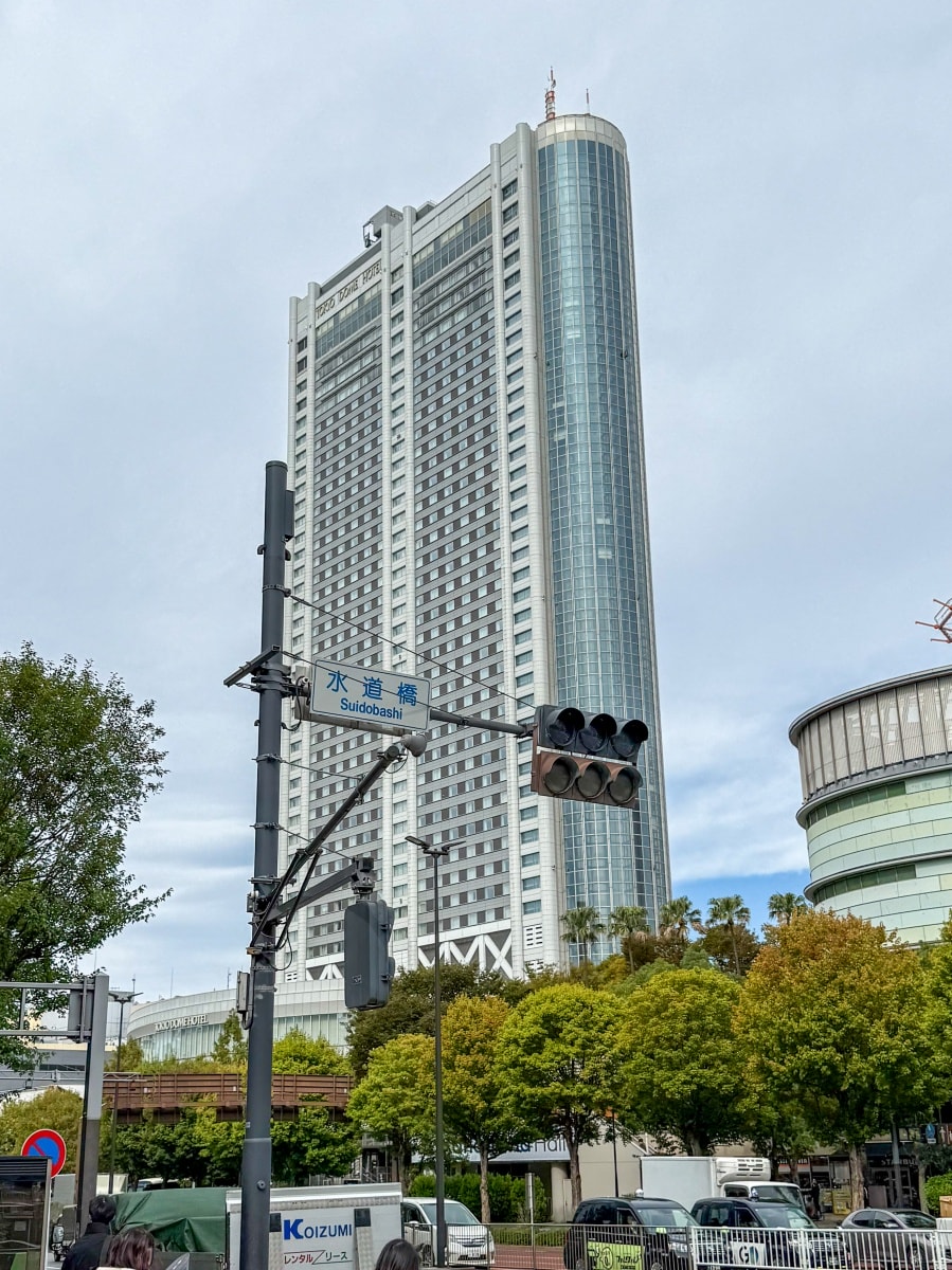 [東京住宿]東京巨蛋飯店 Tokyo Dome Hotel 東京巨蛋旁住宿推薦｜水道橋站步行10分鐘 三線轉乘交通方便｜東京巨蛋城就在隔壁 吃喝玩樂一次滿足｜飯店內超商＋附近唐吉訶德 機能超強