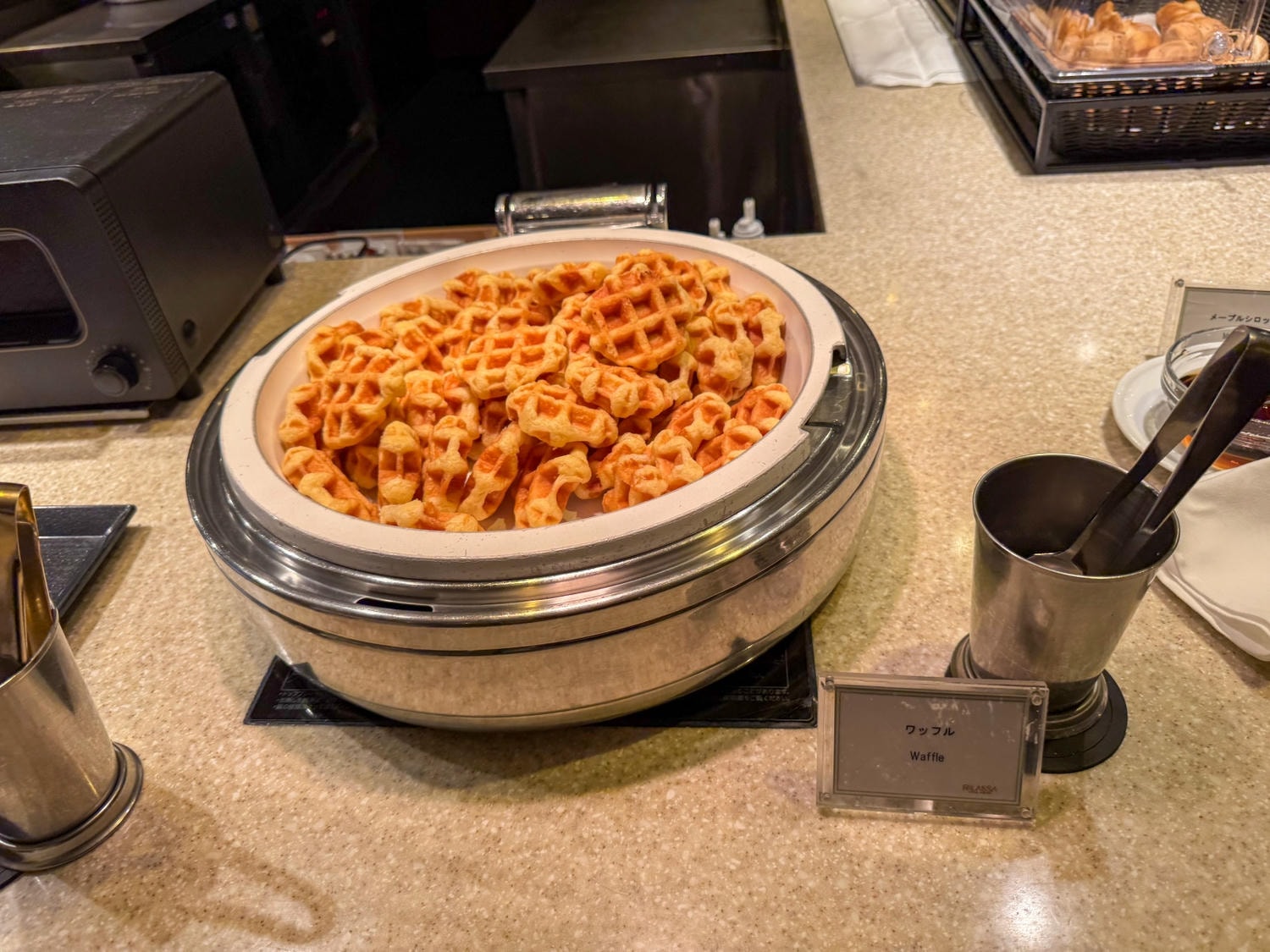 [東京住宿]東京巨蛋飯店 Tokyo Dome Hotel 東京巨蛋旁住宿推薦｜水道橋站步行10分鐘 三線轉乘交通方便｜東京巨蛋城就在隔壁 吃喝玩樂一次滿足｜飯店內超商＋附近唐吉訶德 機能超強