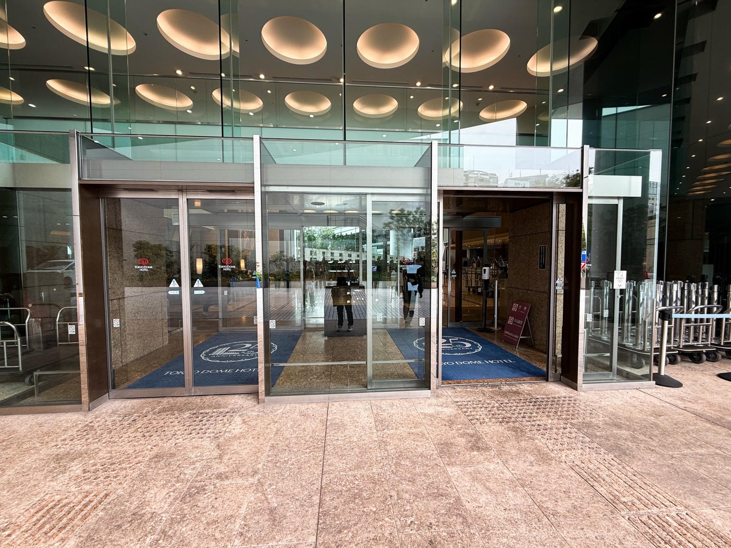 [東京住宿]東京巨蛋飯店 Tokyo Dome Hotel 東京巨蛋旁住宿推薦｜水道橋站步行10分鐘 三線轉乘交通方便｜東京巨蛋城就在隔壁 吃喝玩樂一次滿足｜飯店內超商＋附近唐吉訶德 機能超強