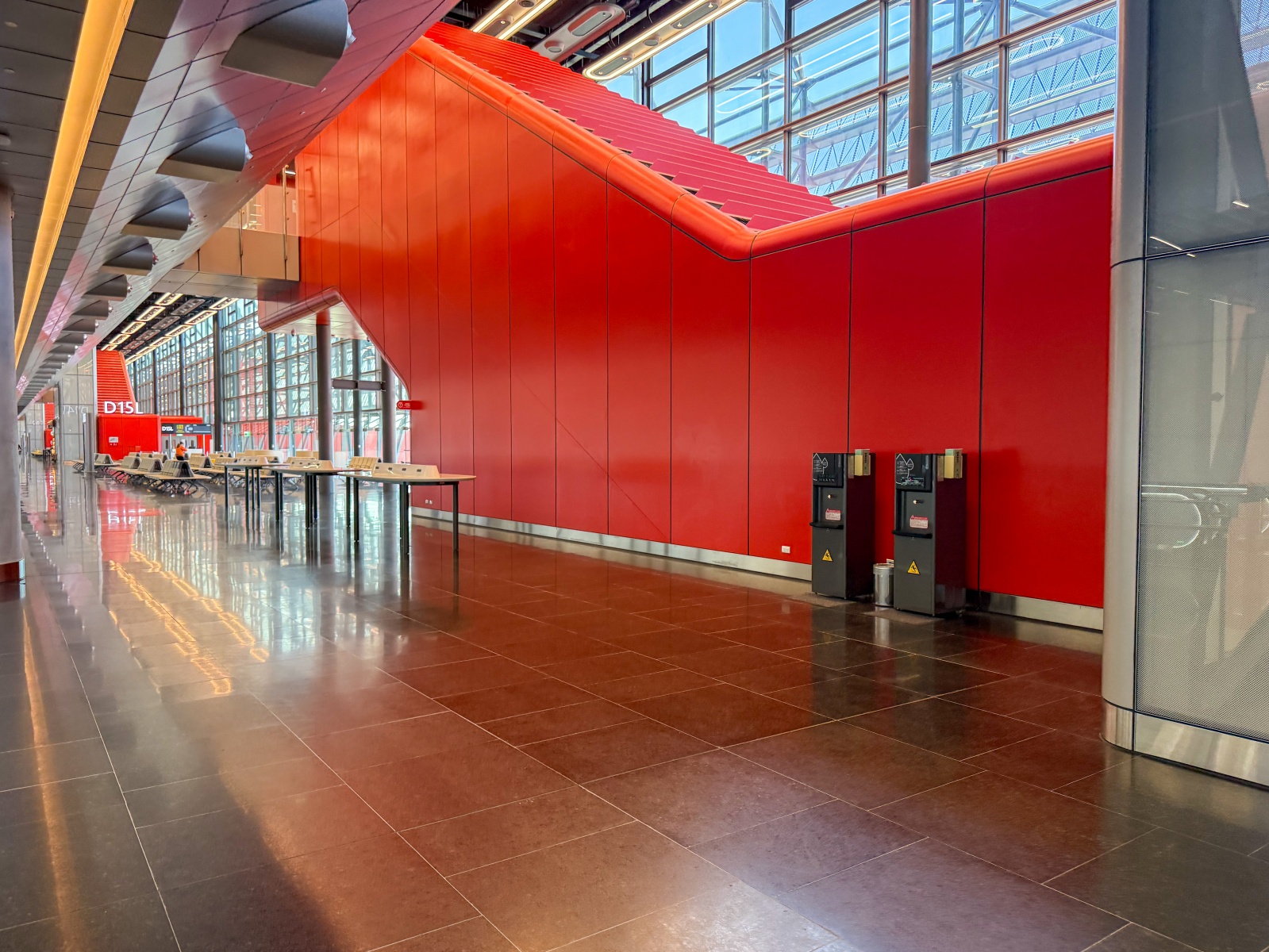 [桃園機場]桃園機場第三航廈北側廊廳正式啟用完整攻略 D11–D18登機門體驗全新登機感受｜新增咖啡據點 星巴克×興波一次到齊｜免費按摩椅＋大量插座好貼心｜第三航廈開箱心得