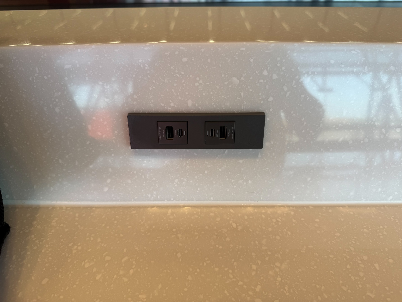 [桃園機場]桃園機場第三航廈北側廊廳正式啟用完整攻略 D11–D18登機門體驗全新登機感受｜新增咖啡據點 星巴克×興波一次到齊｜免費按摩椅＋大量插座好貼心｜第三航廈開箱心得