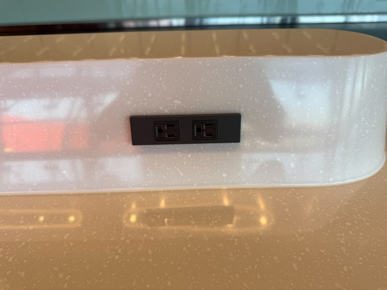 [桃園機場]桃園機場第三航廈北側廊廳正式啟用完整攻略 D11–D18登機門體驗全新登機感受｜新增咖啡據點 星巴克×興波一次到齊｜免費按摩椅＋大量插座好貼心｜第三航廈開箱心得