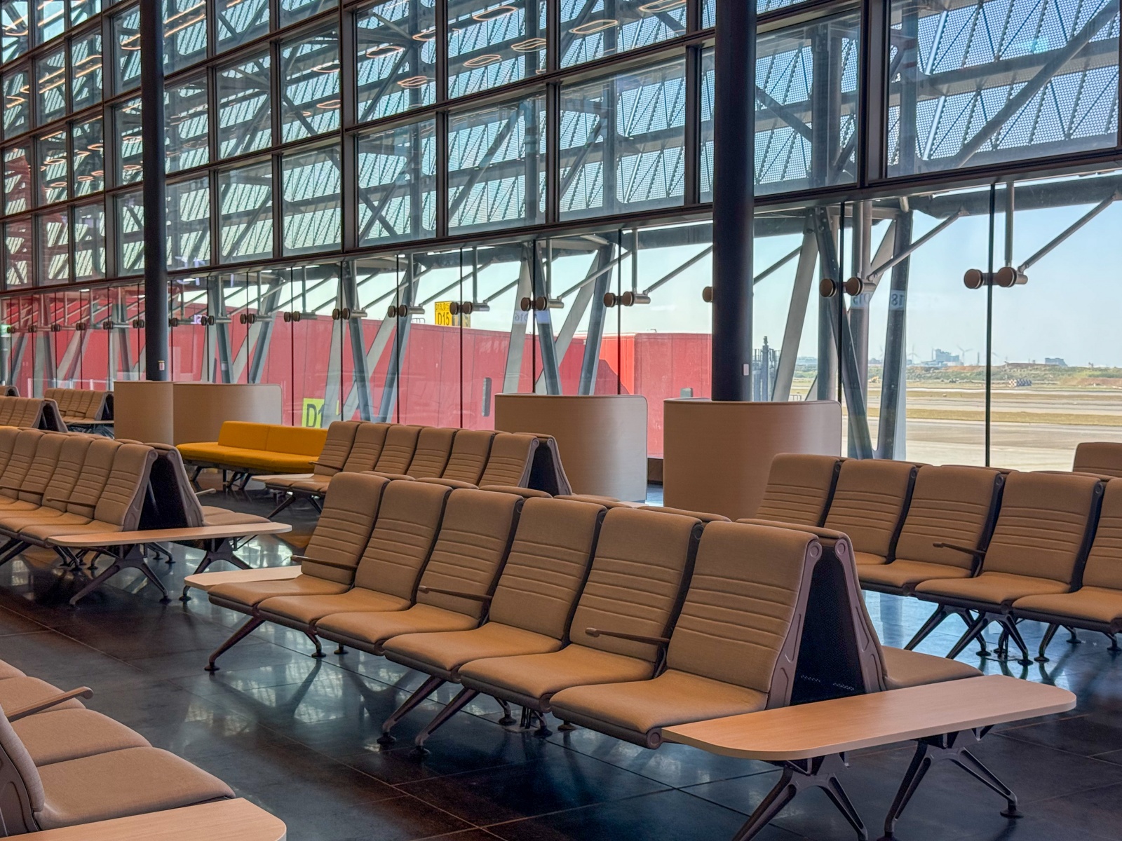 [桃園機場]桃園機場第三航廈北側廊廳正式啟用完整攻略 D11–D18登機門體驗全新登機感受｜新增咖啡據點 星巴克×興波一次到齊｜免費按摩椅＋大量插座好貼心｜第三航廈開箱心得