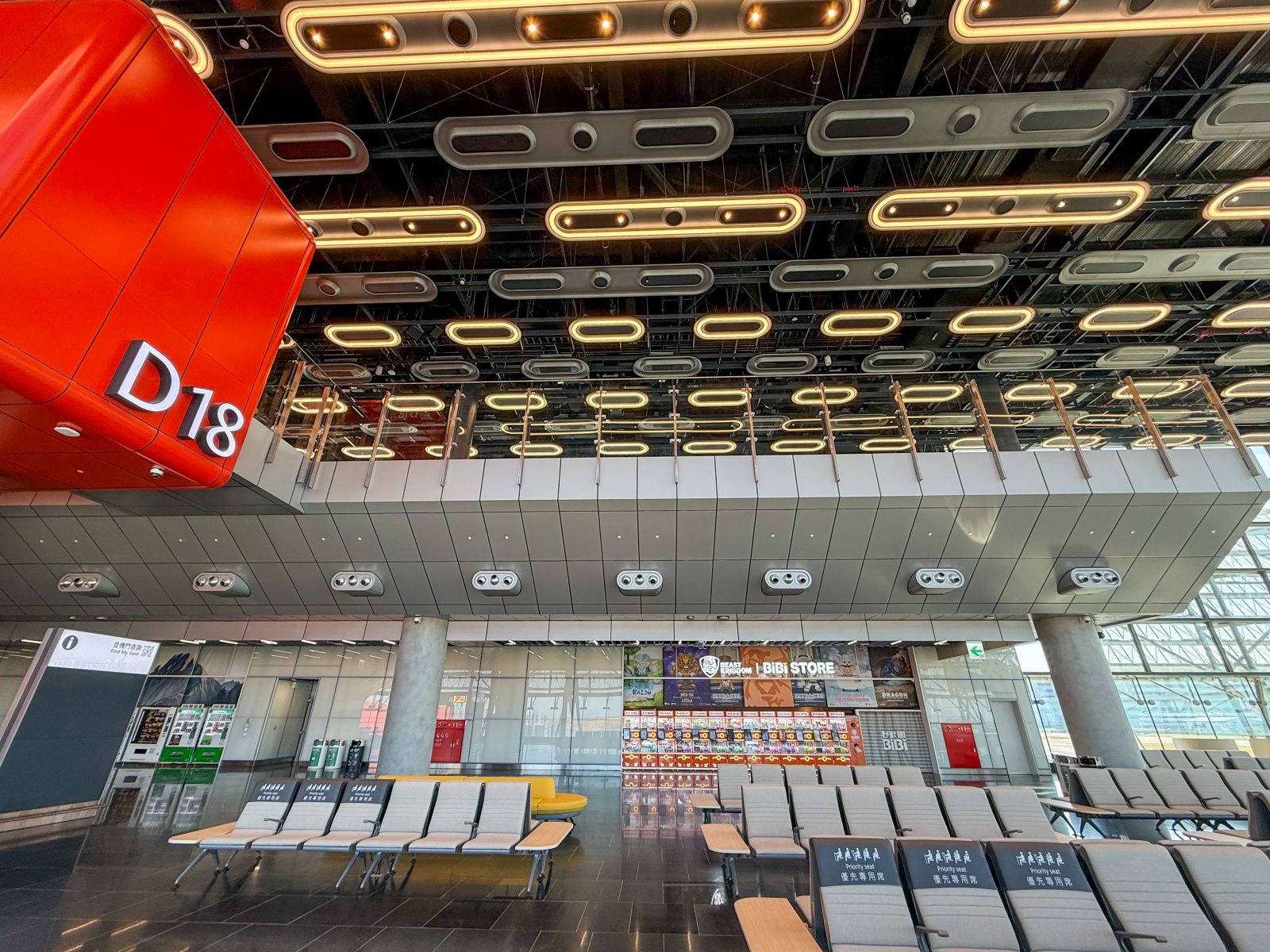 [桃園機場]桃園機場第三航廈北側廊廳正式啟用完整攻略 D11–D18登機門體驗全新登機感受｜新增咖啡據點 星巴克×興波一次到齊｜免費按摩椅＋大量插座好貼心｜第三航廈開箱心得