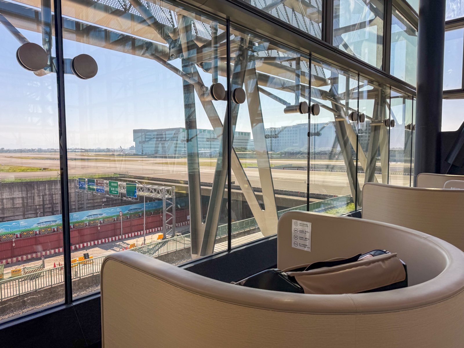[桃園機場]桃園機場第三航廈北側廊廳正式啟用完整攻略 D11–D18登機門體驗全新登機感受｜新增咖啡據點 星巴克×興波一次到齊｜免費按摩椅＋大量插座好貼心｜第三航廈開箱心得