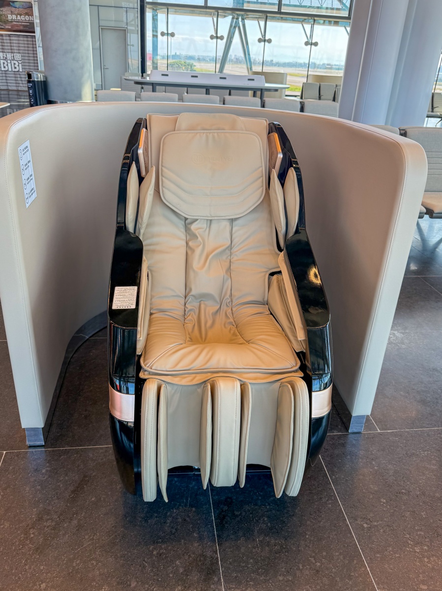 [桃園機場]桃園機場第三航廈北側廊廳正式啟用完整攻略 D11–D18登機門體驗全新登機感受｜新增咖啡據點 星巴克×興波一次到齊｜免費按摩椅＋大量插座好貼心｜第三航廈開箱心得