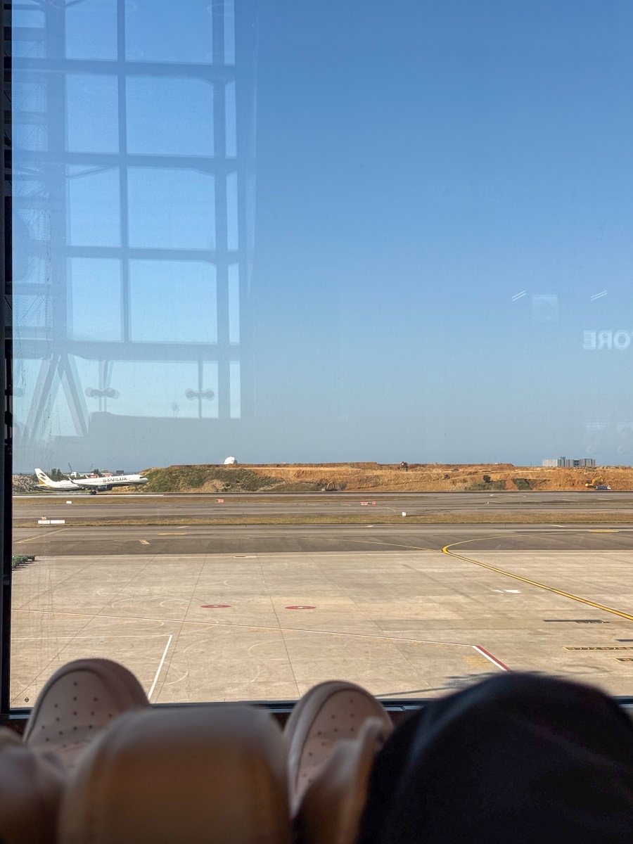 [桃園機場]桃園機場第三航廈北側廊廳正式啟用完整攻略 D11–D18登機門體驗全新登機感受｜新增咖啡據點 星巴克×興波一次到齊｜免費按摩椅＋大量插座好貼心｜第三航廈開箱心得