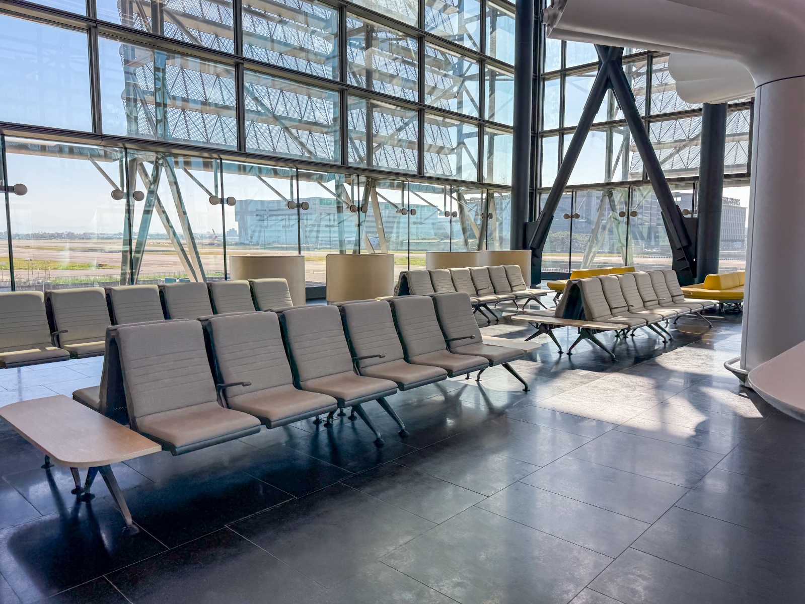 [桃園機場]桃園機場第三航廈北側廊廳正式啟用完整攻略 D11–D18登機門體驗全新登機感受｜新增咖啡據點 星巴克×興波一次到齊｜免費按摩椅＋大量插座好貼心｜第三航廈開箱心得