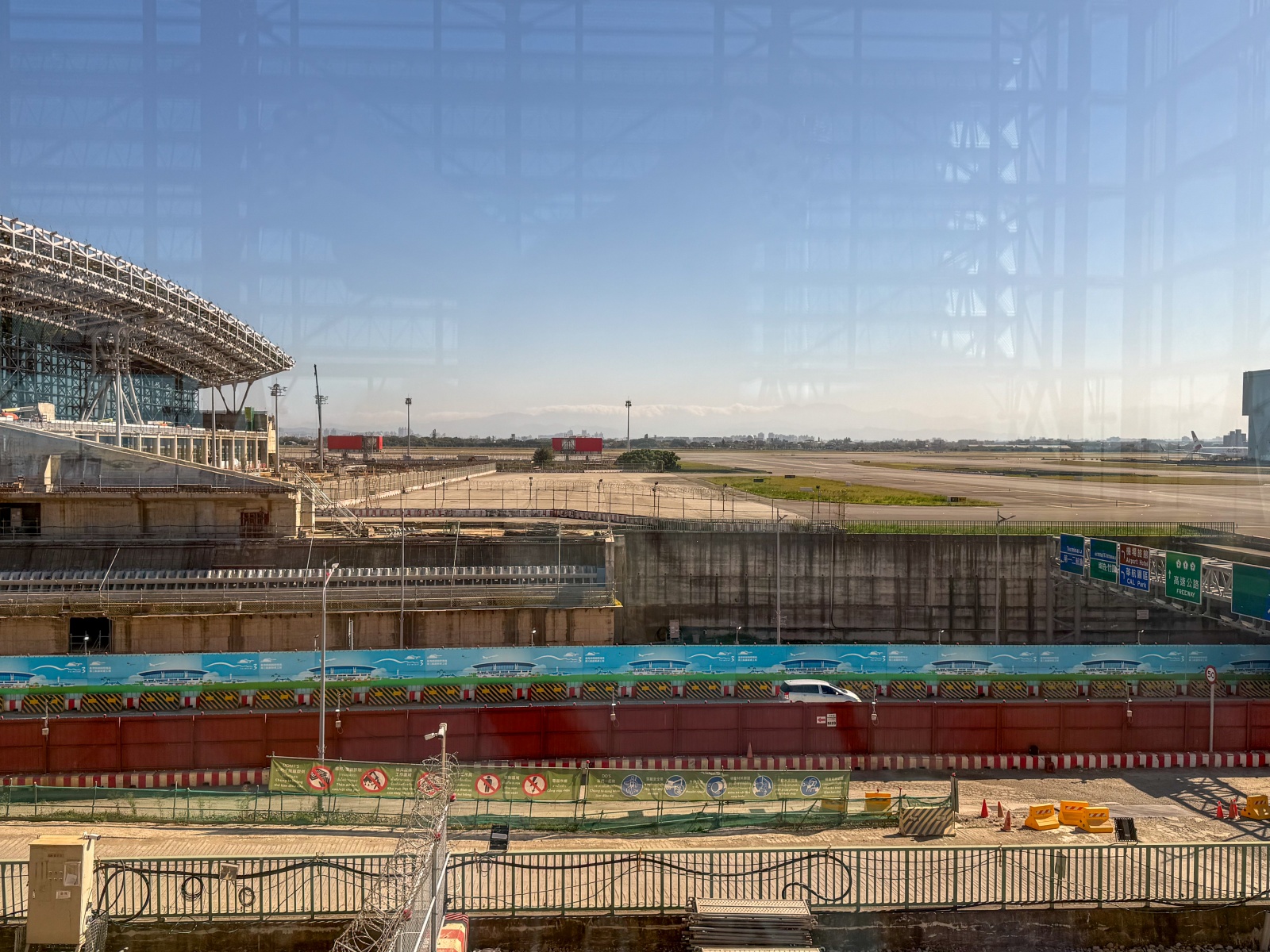 [桃園機場]桃園機場第三航廈北側廊廳正式啟用完整攻略 D11–D18登機門體驗全新登機感受｜新增咖啡據點 星巴克×興波一次到齊｜免費按摩椅＋大量插座好貼心｜第三航廈開箱心得