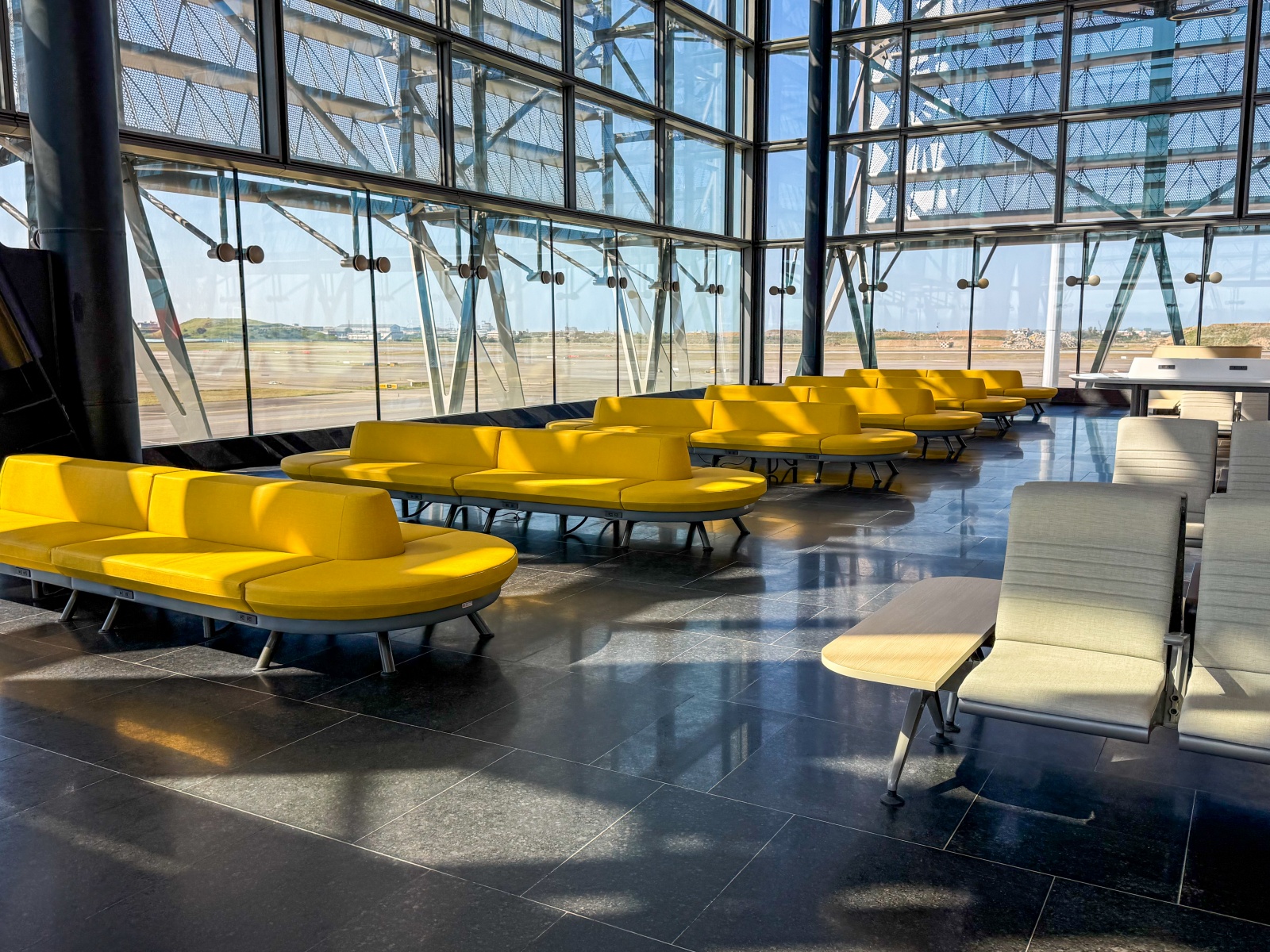 [桃園機場]桃園機場第三航廈北側廊廳正式啟用完整攻略 D11–D18登機門體驗全新登機感受｜新增咖啡據點 星巴克×興波一次到齊｜免費按摩椅＋大量插座好貼心｜第三航廈開箱心得