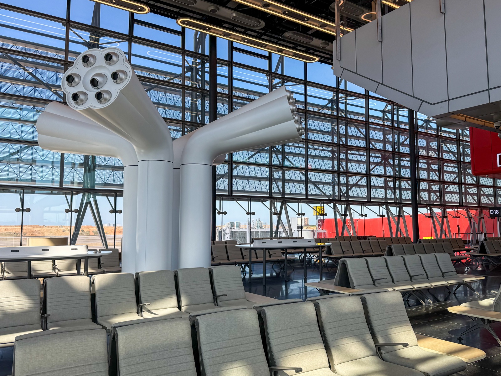 [桃園機場]桃園機場第三航廈北側廊廳正式啟用完整攻略 D11–D18登機門體驗全新登機感受｜新增咖啡據點 星巴克×興波一次到齊｜免費按摩椅＋大量插座好貼心｜第三航廈開箱心得