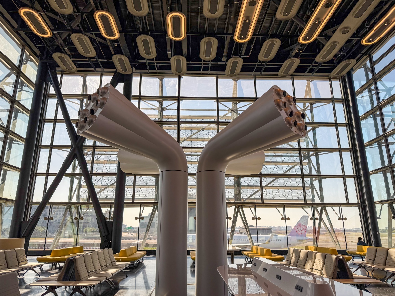 [桃園機場]桃園機場第三航廈北側廊廳正式啟用完整攻略 D11–D18登機門體驗全新登機感受｜新增咖啡據點 星巴克×興波一次到齊｜免費按摩椅＋大量插座好貼心｜第三航廈開箱心得