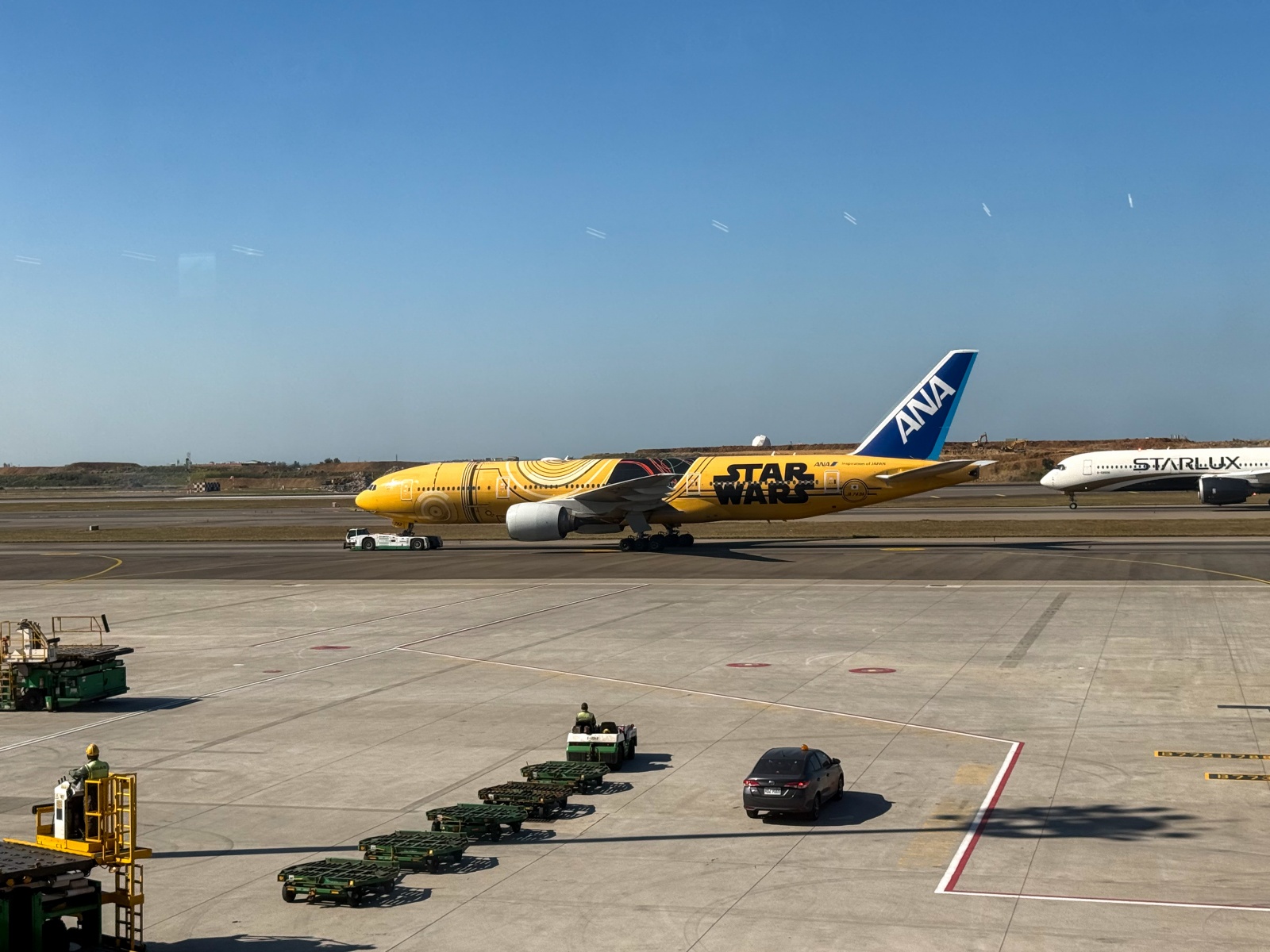 [桃園機場]桃園機場第三航廈北側廊廳正式啟用完整攻略 D11–D18登機門體驗全新登機感受｜新增咖啡據點 星巴克×興波一次到齊｜免費按摩椅＋大量插座好貼心｜第三航廈開箱心得