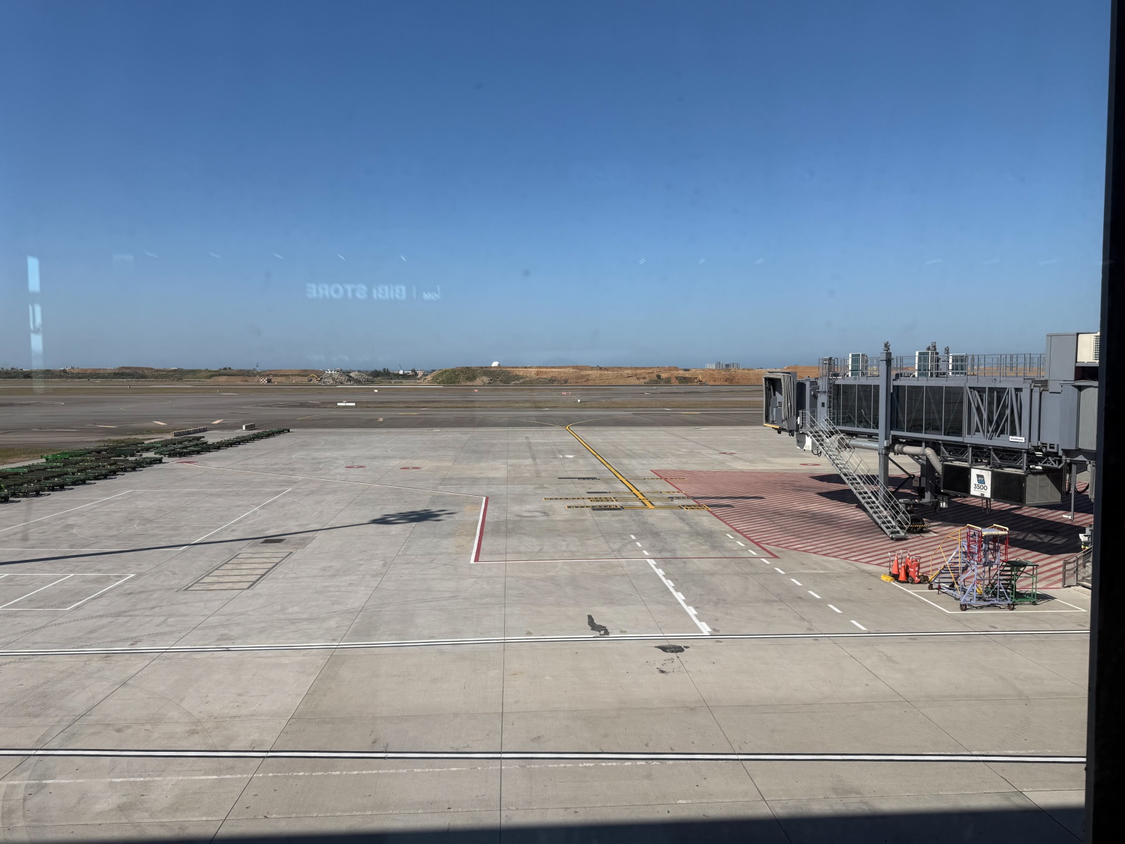 [桃園機場]桃園機場第三航廈北側廊廳正式啟用完整攻略 D11–D18登機門體驗全新登機感受｜新增咖啡據點 星巴克×興波一次到齊｜免費按摩椅＋大量插座好貼心｜第三航廈開箱心得