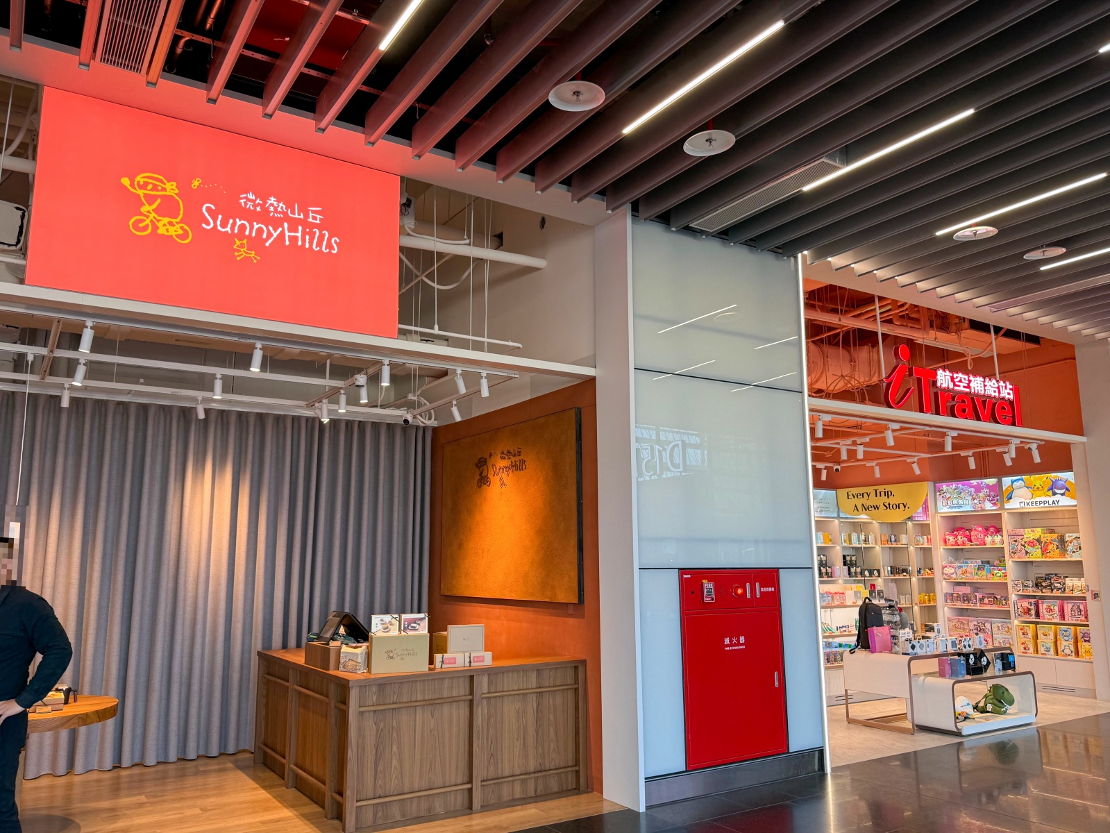 [桃園機場]桃園機場第三航廈北側廊廳正式啟用完整攻略 D11–D18登機門體驗全新登機感受｜新增咖啡據點 星巴克×興波一次到齊｜免費按摩椅＋大量插座好貼心｜第三航廈開箱心得