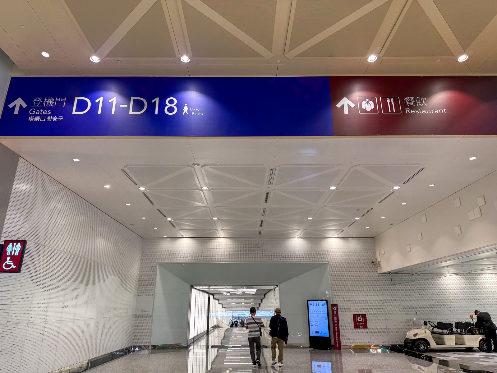 [桃園機場]桃園機場第三航廈北側廊廳正式啟用完整攻略 D11–D18登機門體驗全新登機感受｜新增咖啡據點 星巴克×興波一次到齊｜免費按摩椅＋大量插座好貼心｜第三航廈開箱心得