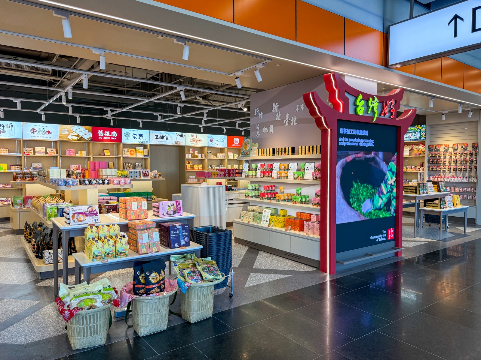 [桃園機場]桃園機場第三航廈北側廊廳正式啟用完整攻略 D11–D18登機門體驗全新登機感受｜新增咖啡據點 星巴克×興波一次到齊｜免費按摩椅＋大量插座好貼心｜第三航廈開箱心得