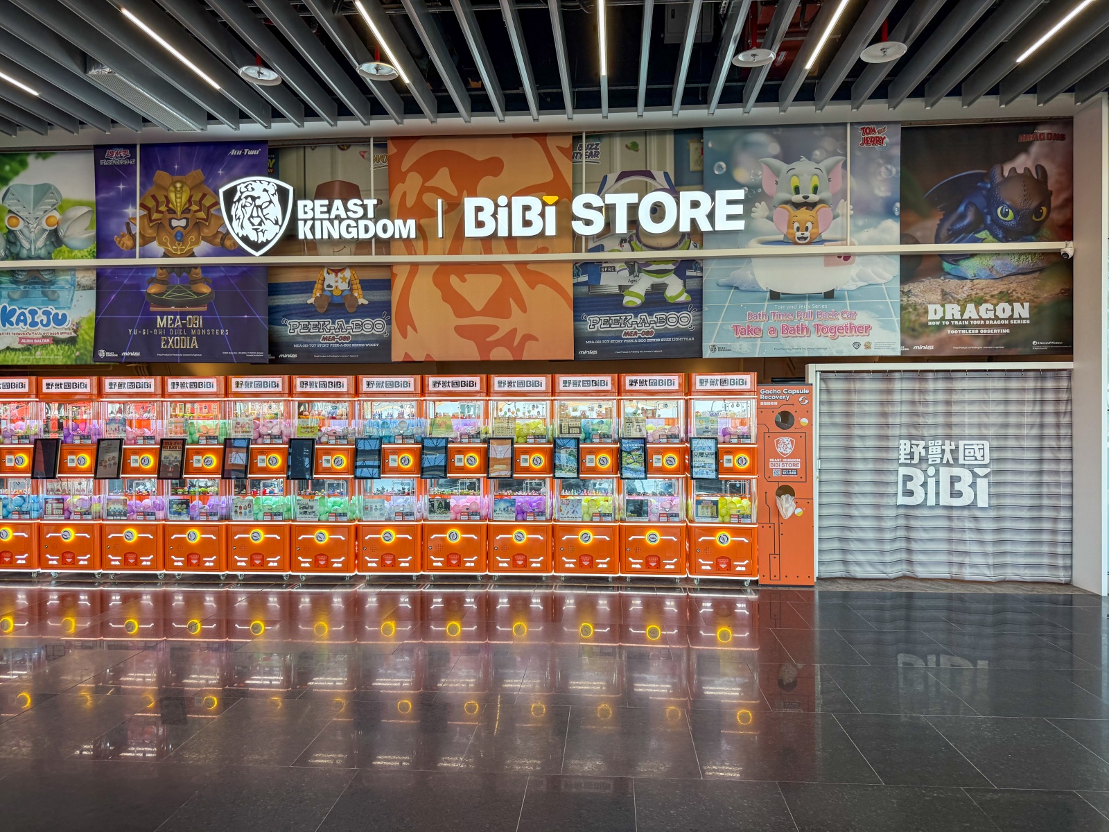 [桃園機場]桃園機場第三航廈北側廊廳正式啟用完整攻略 D11–D18登機門體驗全新登機感受｜新增咖啡據點 星巴克×興波一次到齊｜免費按摩椅＋大量插座好貼心｜第三航廈開箱心得