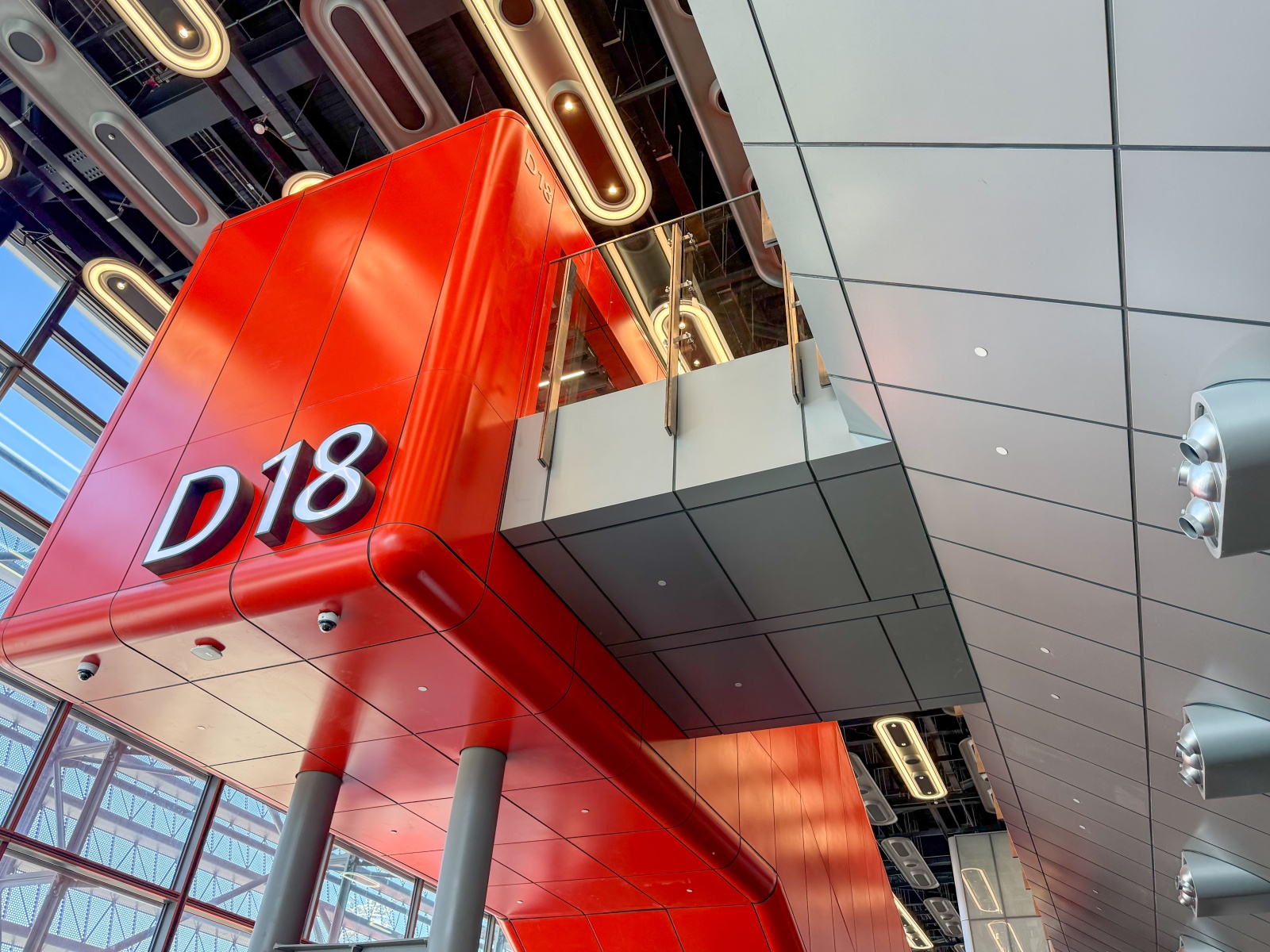 [桃園機場]桃園機場第三航廈北側廊廳正式啟用完整攻略 D11–D18登機門體驗全新登機感受｜新增咖啡據點 星巴克×興波一次到齊｜免費按摩椅＋大量插座好貼心｜第三航廈開箱心得