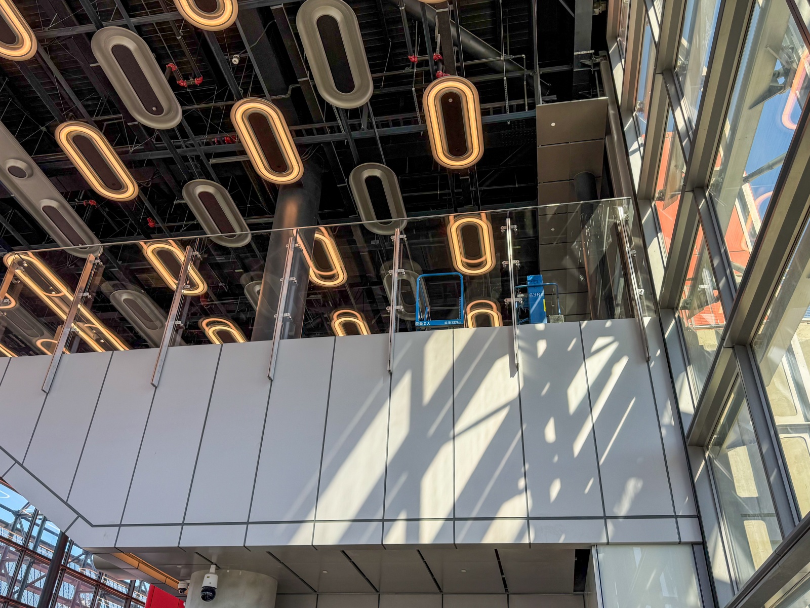 [桃園機場]桃園機場第三航廈北側廊廳正式啟用完整攻略 D11–D18登機門體驗全新登機感受｜新增咖啡據點 星巴克×興波一次到齊｜免費按摩椅＋大量插座好貼心｜第三航廈開箱心得