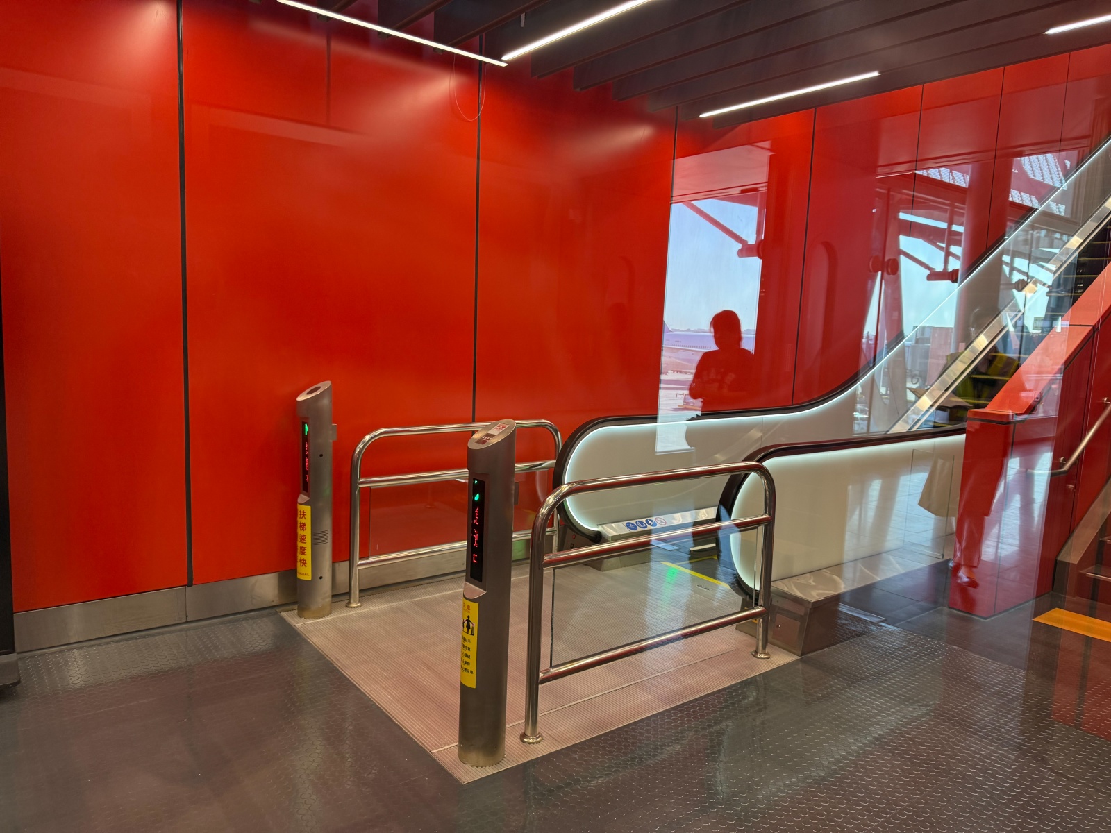 [桃園機場]桃園機場第三航廈北側廊廳正式啟用完整攻略 D11–D18登機門體驗全新登機感受｜新增咖啡據點 星巴克×興波一次到齊｜免費按摩椅＋大量插座好貼心｜第三航廈開箱心得