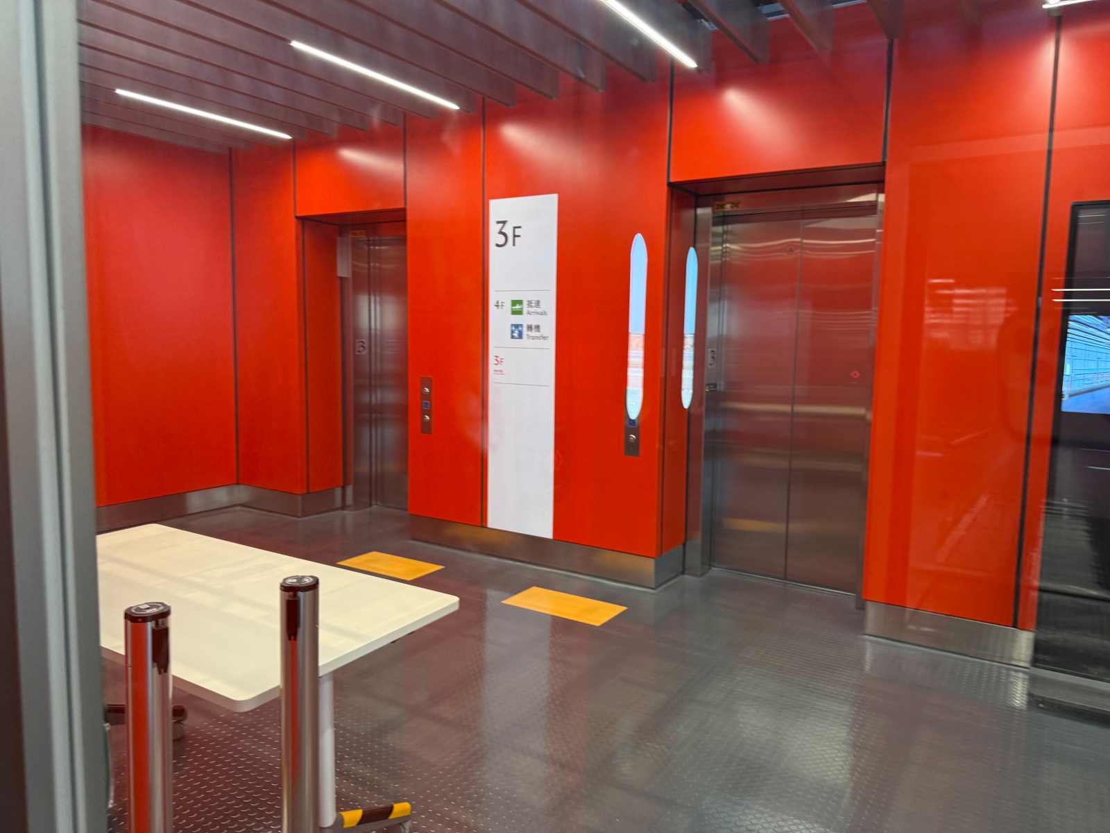 [桃園機場]桃園機場第三航廈北側廊廳正式啟用完整攻略 D11–D18登機門體驗全新登機感受｜新增咖啡據點 星巴克×興波一次到齊｜免費按摩椅＋大量插座好貼心｜第三航廈開箱心得