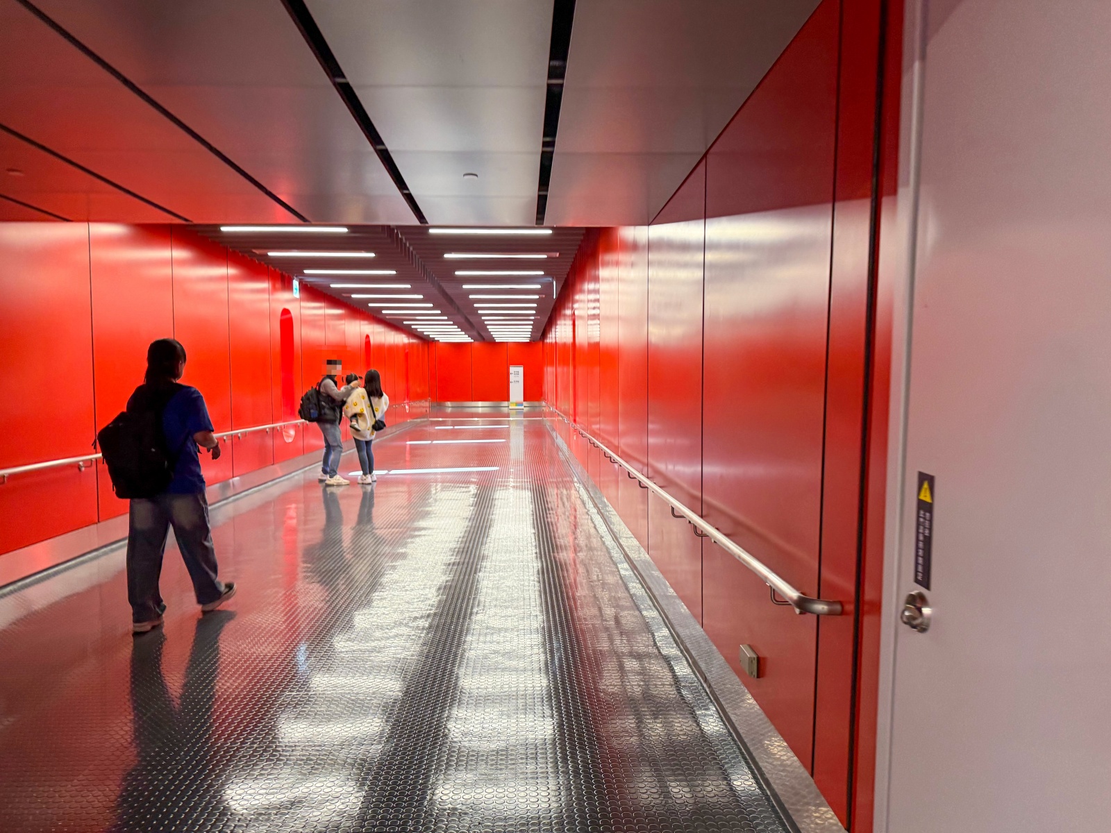 [桃園機場]桃園機場第三航廈北側廊廳正式啟用完整攻略 D11–D18登機門體驗全新登機感受｜新增咖啡據點 星巴克×興波一次到齊｜免費按摩椅＋大量插座好貼心｜第三航廈開箱心得