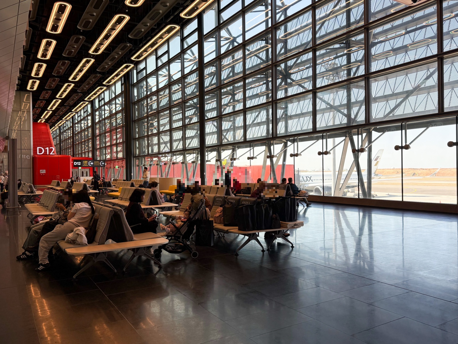 [桃園機場]桃園機場第三航廈北側廊廳正式啟用完整攻略 D11–D18登機門體驗全新登機感受｜新增咖啡據點 星巴克×興波一次到齊｜免費按摩椅＋大量插座好貼心｜第三航廈開箱心得