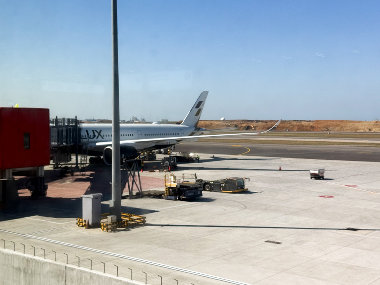 [桃園機場]桃園機場第三航廈北側廊廳正式啟用完整攻略 D11–D18登機門體驗全新登機感受｜新增咖啡據點 星巴克×興波一次到齊｜免費按摩椅＋大量插座好貼心｜第三航廈開箱心得