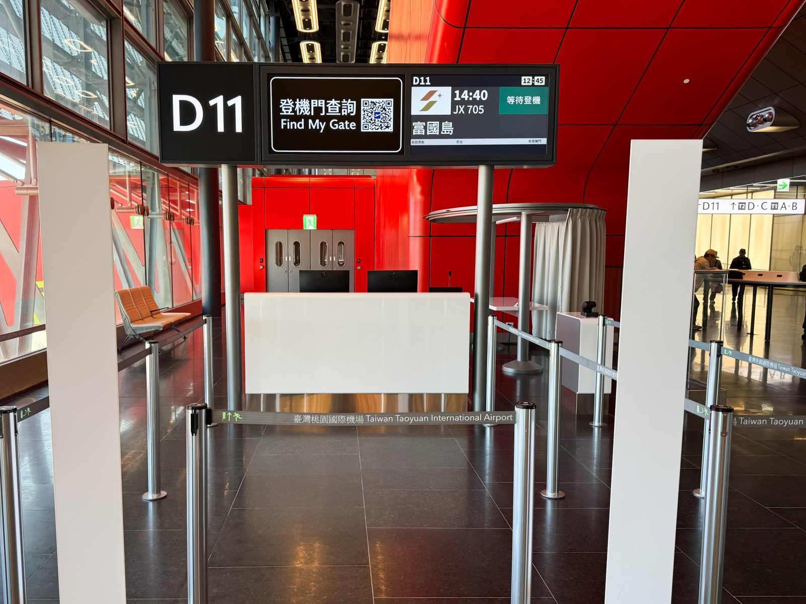 [桃園機場]桃園機場第三航廈北側廊廳正式啟用完整攻略 D11–D18登機門體驗全新登機感受｜新增咖啡據點 星巴克×興波一次到齊｜免費按摩椅＋大量插座好貼心｜第三航廈開箱心得