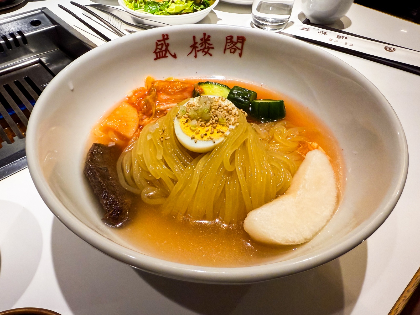 [日本岩手]盛樓閣 Seirokaku 盛岡冷麵｜東北三大麵 Q彈爽口 水梨西瓜配料超有特色｜韓式燒肉×日式風味超搭｜盛岡車站對面的人氣排隊名店