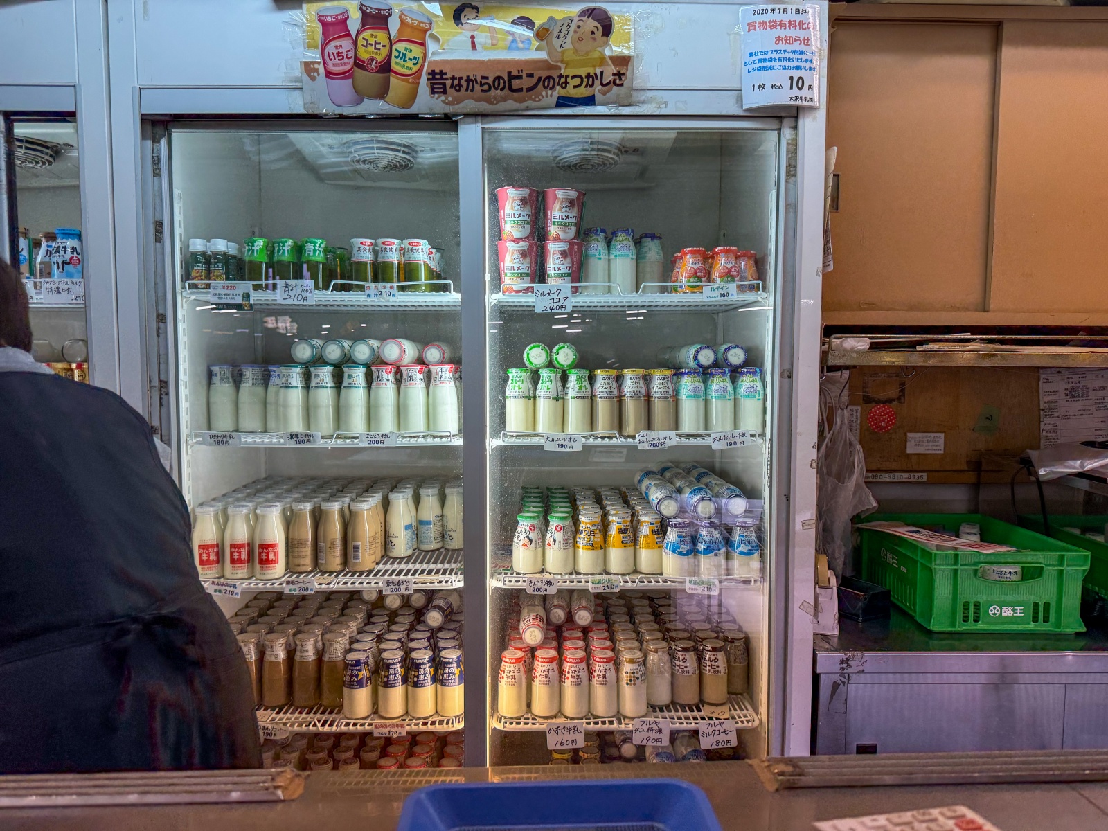 [日本東京]秋葉原站內限定「酪」牛奶MILK SHOP LUCK｜多口味日本牛乳現點現飲｜等車轉車順手來一瓶 冰涼順口超清爽