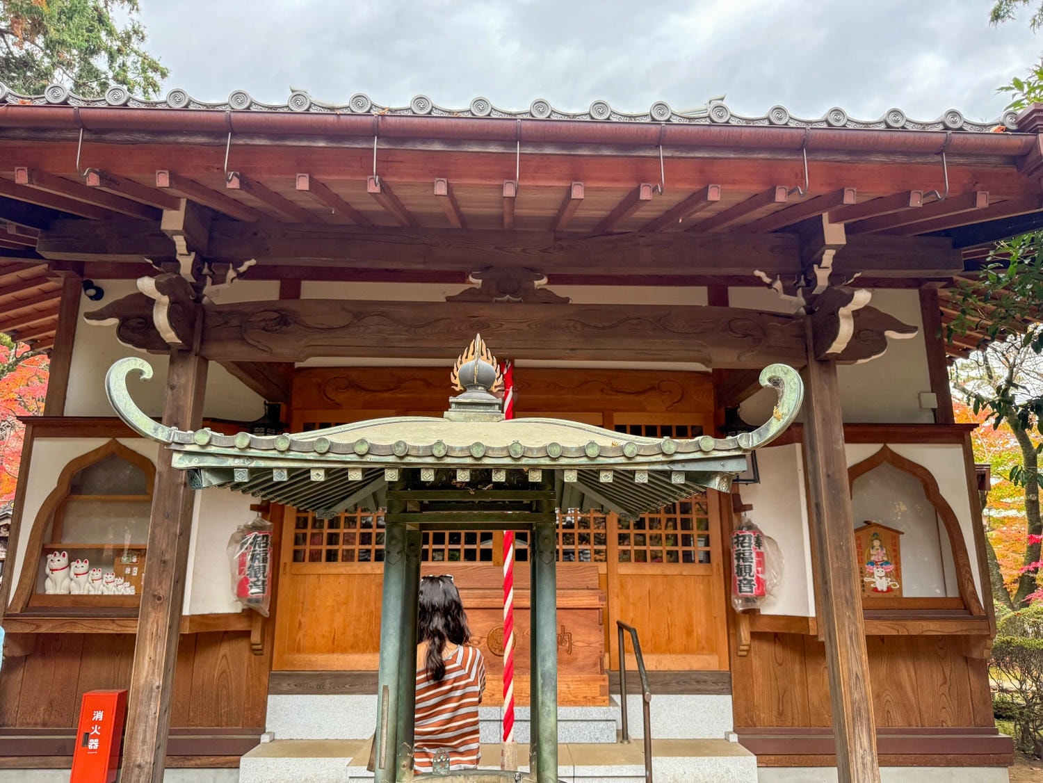 [日本東京]豪德寺 Gotokuji 招福貓神社 貓奴必收口袋名單｜11月意外遇見超美楓紅 神社氛圍超好拍｜招福貓打卡點密集到爆 拍好拍滿停不下來｜御守御朱印＋招福貓周邊伴手禮一次買齊