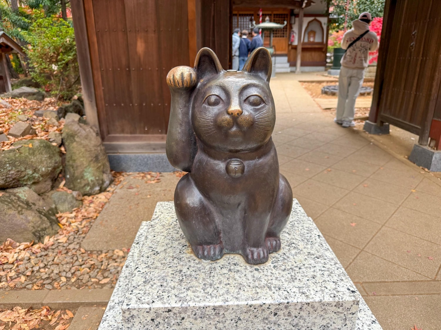 [日本東京]豪德寺 Gotokuji 招福貓神社 貓奴必收口袋名單｜11月意外遇見超美楓紅 神社氛圍超好拍｜招福貓打卡點密集到爆 拍好拍滿停不下來｜御守御朱印＋招福貓周邊伴手禮一次買齊