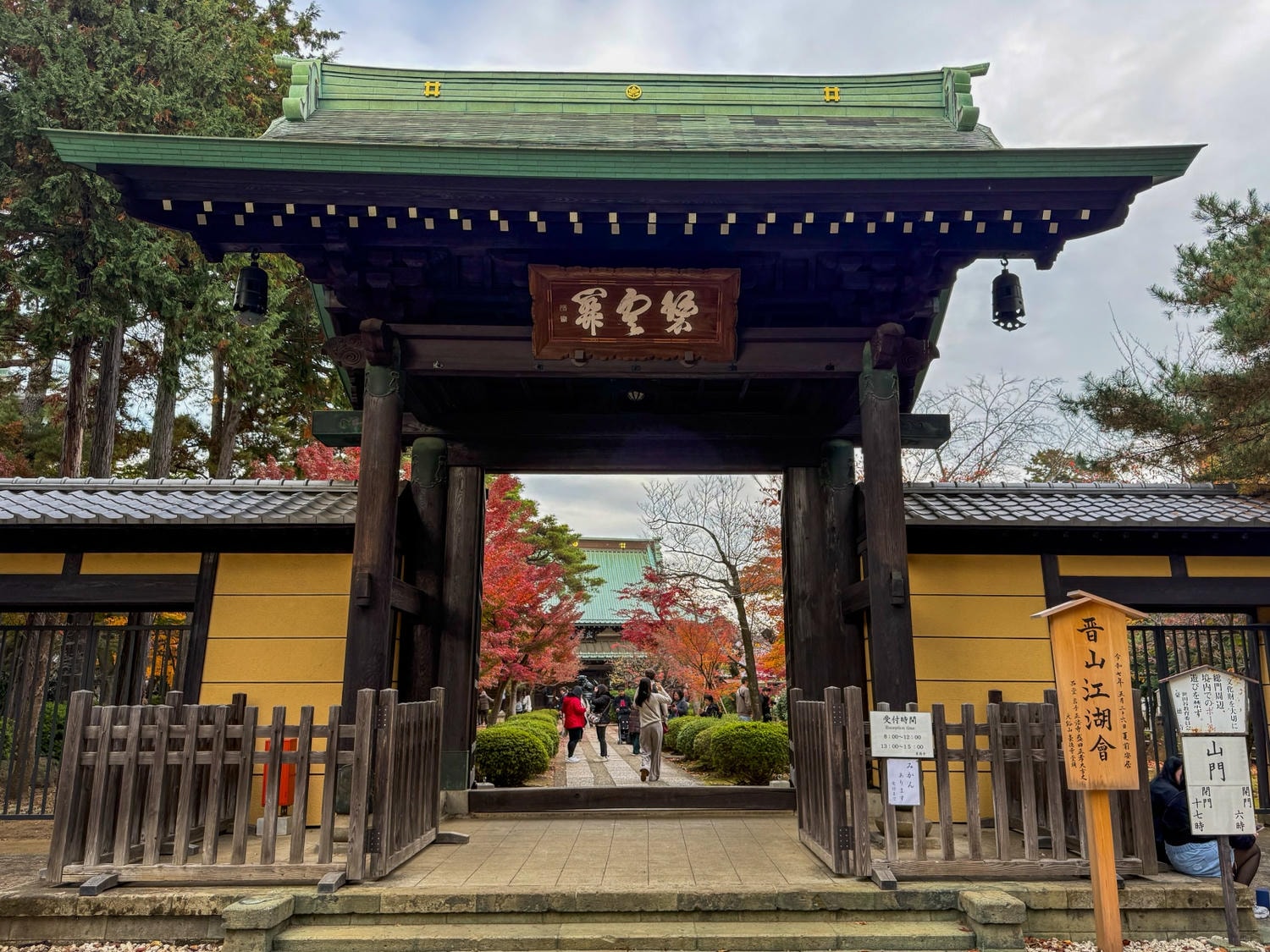 [日本東京]豪德寺 Gotokuji 招福貓神社 貓奴必收口袋名單｜11月意外遇見超美楓紅 神社氛圍超好拍｜招福貓打卡點密集到爆 拍好拍滿停不下來｜御守御朱印＋招福貓周邊伴手禮一次買齊