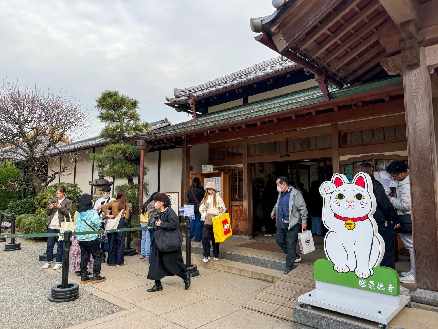 [日本東京]豪德寺 Gotokuji 招福貓神社 貓奴必收口袋名單｜11月意外遇見超美楓紅 神社氛圍超好拍｜招福貓打卡點密集到爆 拍好拍滿停不下來｜御守御朱印＋招福貓周邊伴手禮一次買齊