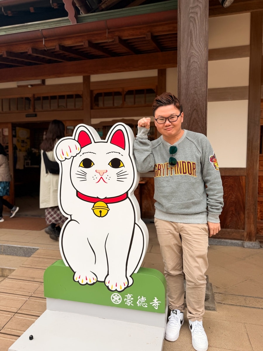 [日本東京]豪德寺 Gotokuji 招福貓神社 貓奴必收口袋名單｜11月意外遇見超美楓紅 神社氛圍超好拍｜招福貓打卡點密集到爆 拍好拍滿停不下來｜御守御朱印＋招福貓周邊伴手禮一次買齊