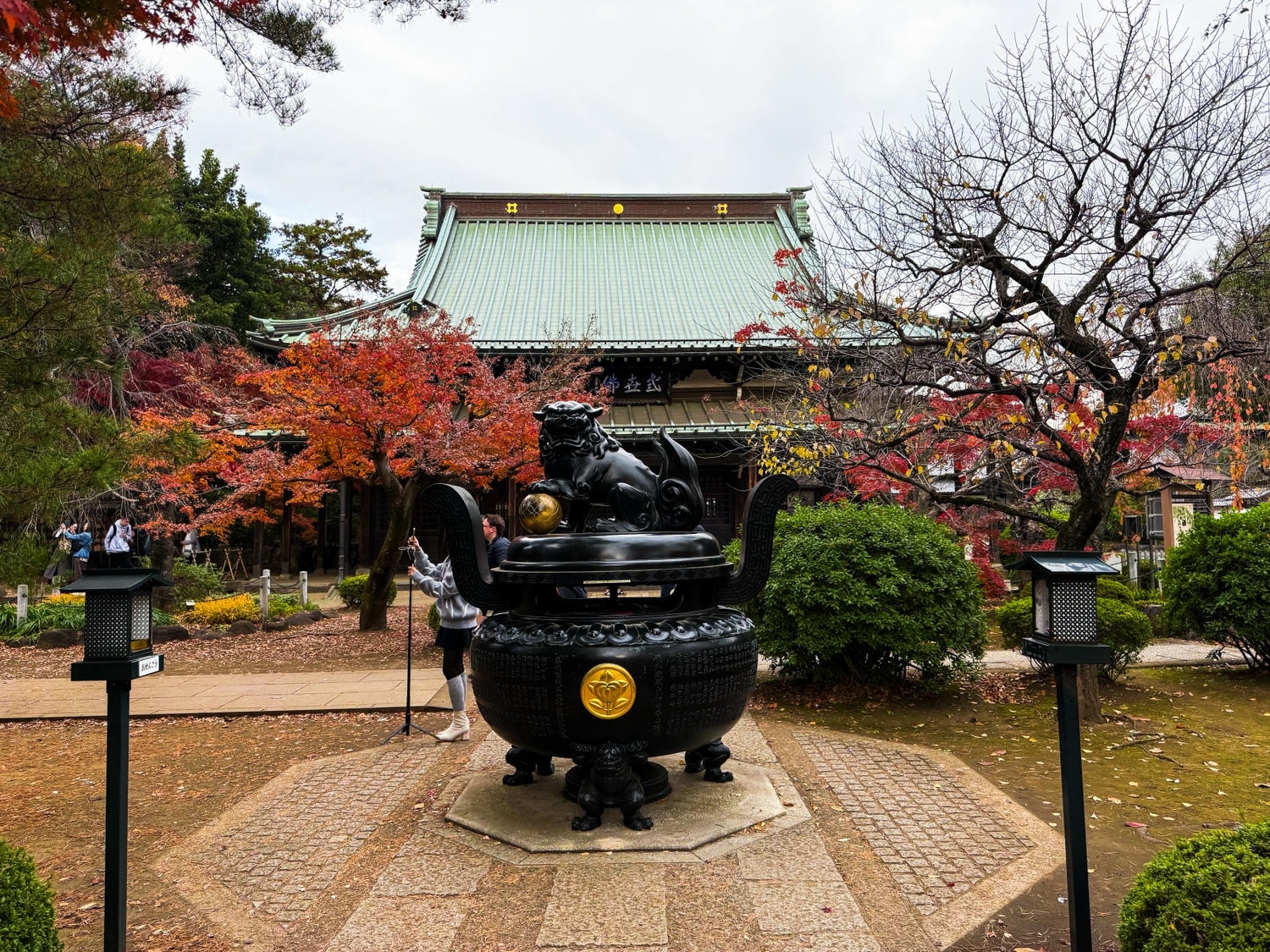 [日本東京]豪德寺 Gotokuji 招福貓神社 貓奴必收口袋名單｜11月意外遇見超美楓紅 神社氛圍超好拍｜招福貓打卡點密集到爆 拍好拍滿停不下來｜御守御朱印＋招福貓周邊伴手禮一次買齊