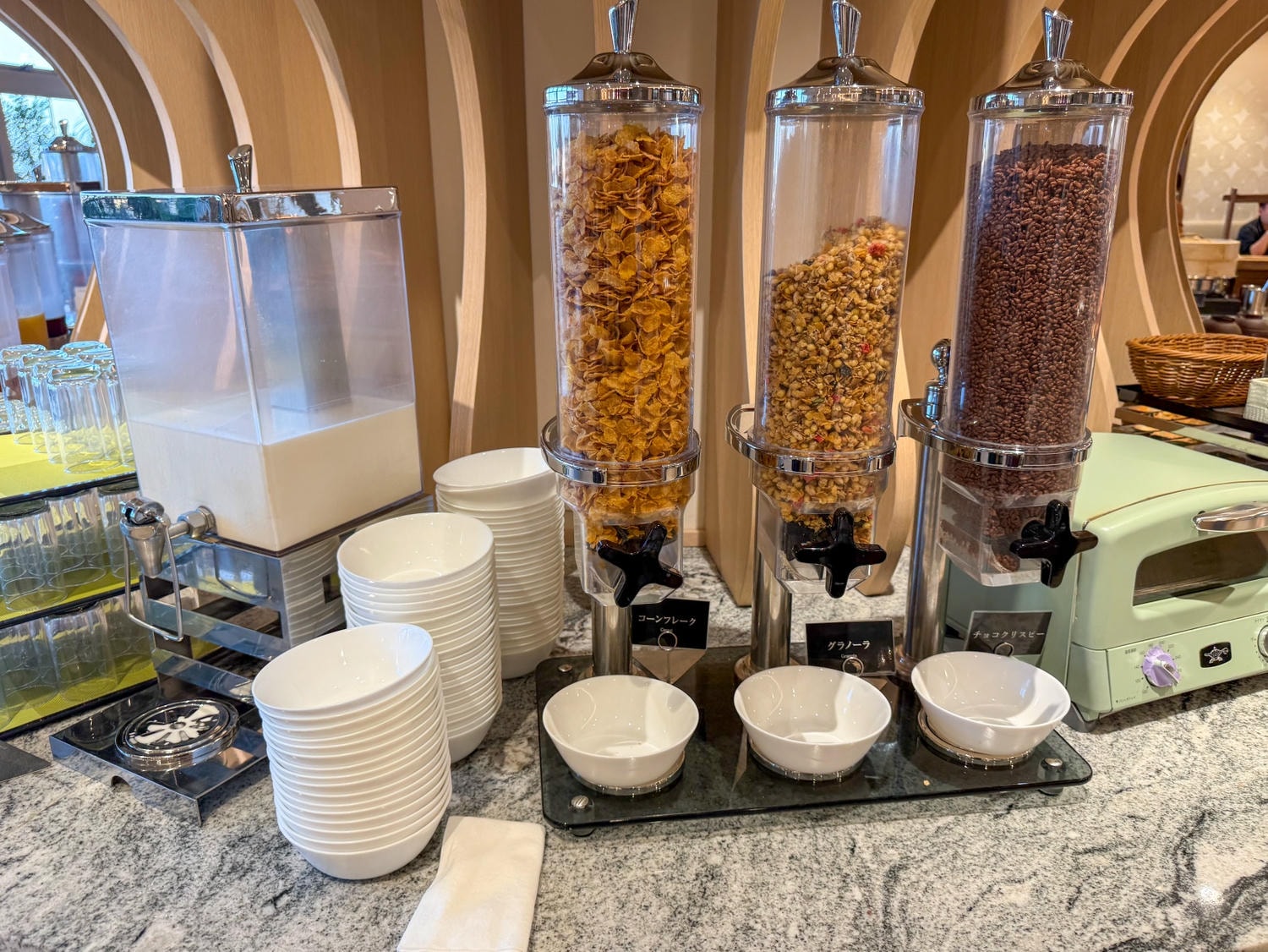 [日本千葉]SPA&HOTEL EURASIA MAIHAMA 東京灣舞濱歐亞飯店｜東京迪士尼周邊溫泉飯店 接駁車往返迪士尼超方便｜備品超齊全 多種乳液保養品可自取很加分｜早餐不錯吃 還能看迪士尼海洋火山