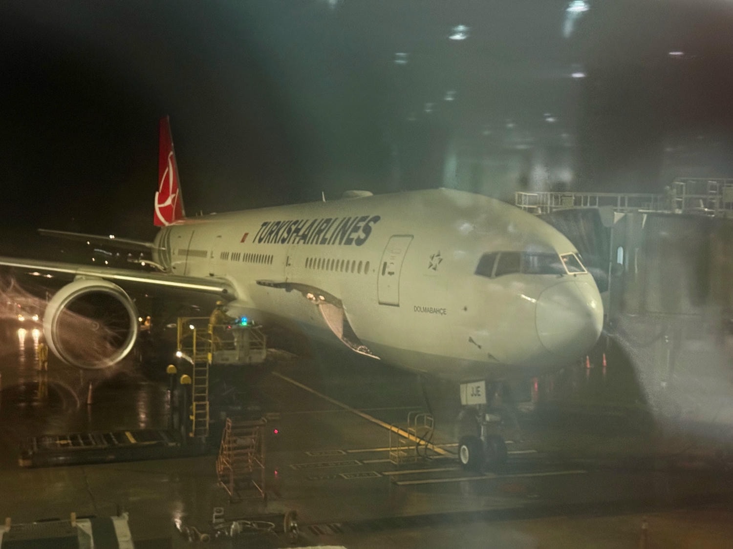 [飛行紀錄]土耳其航空 Turkish Airlines 波音777 商務艙體驗｜前後距離寬敞 全平躺座椅 腳可完整伸直不塞前排｜機上廚師到座位點餐＋有機上Wi-Fi可用｜左右空間偏窄且不一定走道位 商務艙廁所空間真的比較大