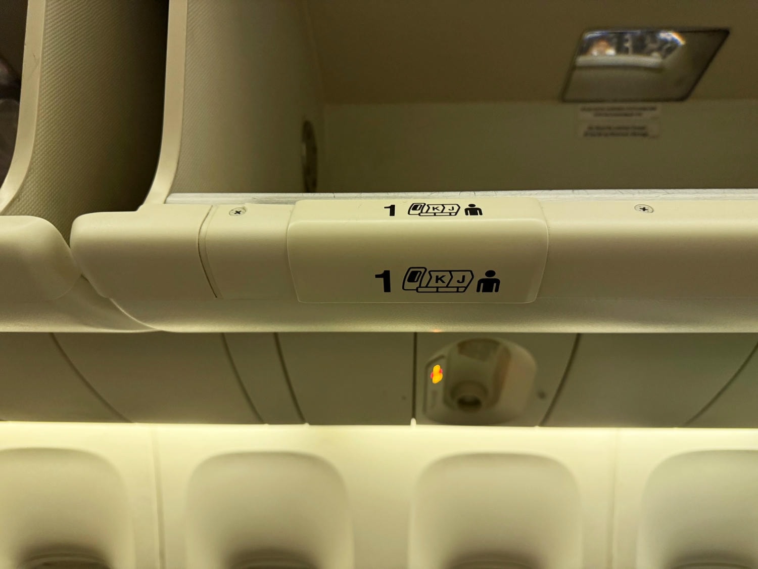 [飛行紀錄]土耳其航空 Turkish Airlines 波音777 商務艙體驗｜前後距離寬敞 全平躺座椅 腳可完整伸直不塞前排｜機上廚師到座位點餐＋有機上Wi-Fi可用｜左右空間偏窄且不一定走道位 商務艙廁所空間真的比較大