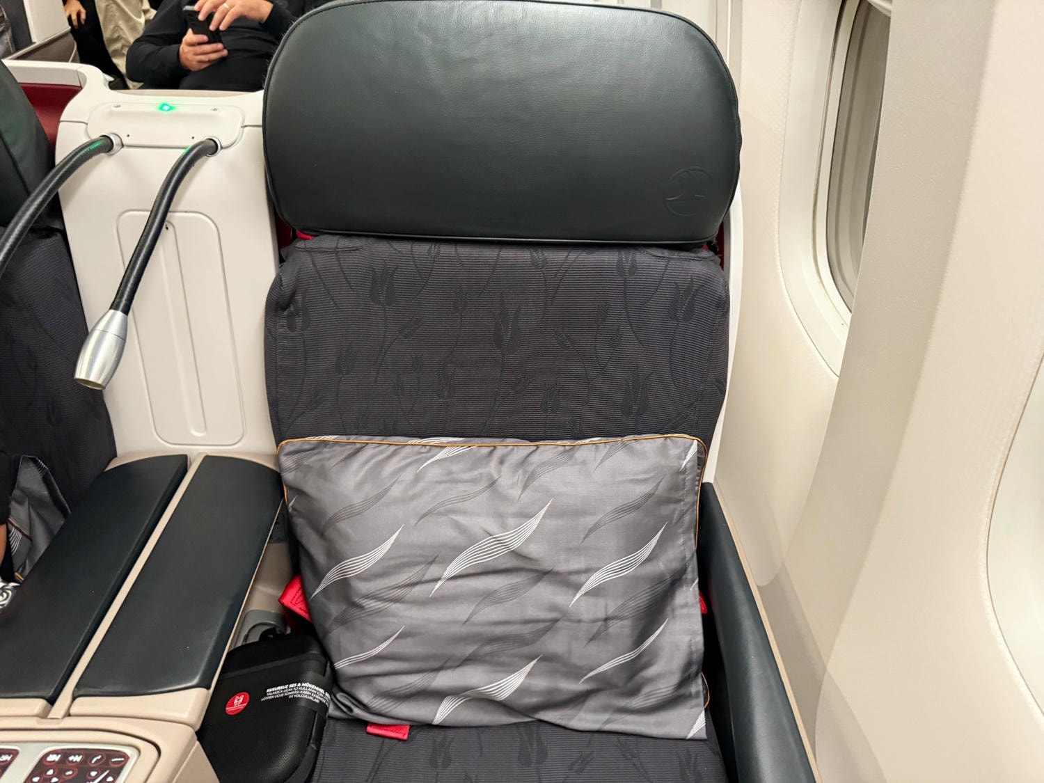 [飛行紀錄]土耳其航空 Turkish Airlines 波音777 商務艙體驗｜前後距離寬敞 全平躺座椅 腳可完整伸直不塞前排｜機上廚師到座位點餐＋有機上Wi-Fi可用｜左右空間偏窄且不一定走道位 商務艙廁所空間真的比較大