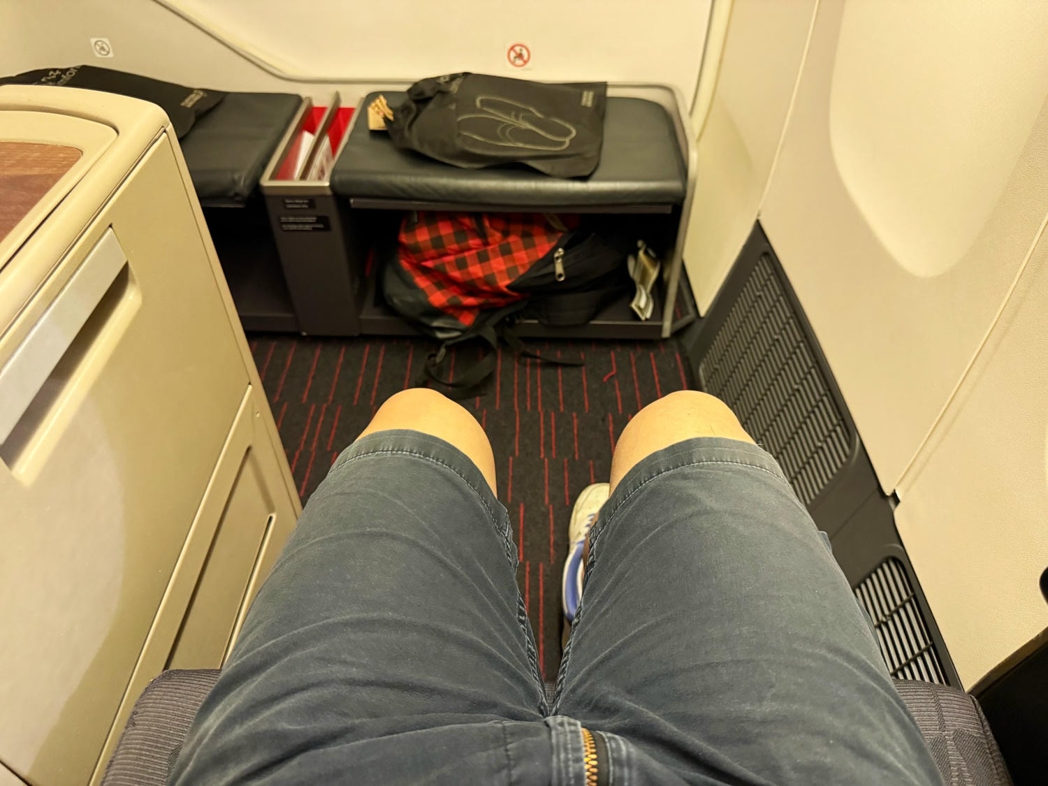 [飛行紀錄]土耳其航空 Turkish Airlines 波音777 商務艙體驗｜前後距離寬敞 全平躺座椅 腳可完整伸直不塞前排｜機上廚師到座位點餐＋有機上Wi-Fi可用｜左右空間偏窄且不一定走道位 商務艙廁所空間真的比較大