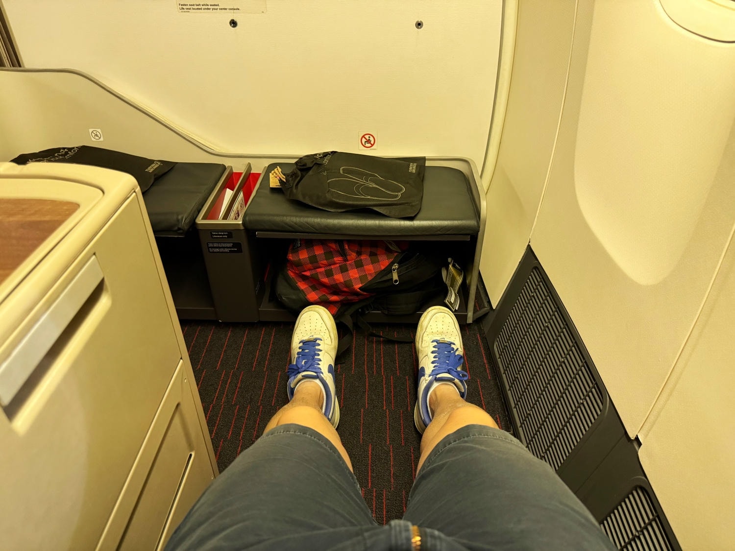[飛行紀錄]土耳其航空 Turkish Airlines 波音777 商務艙體驗｜前後距離寬敞 全平躺座椅 腳可完整伸直不塞前排｜機上廚師到座位點餐＋有機上Wi-Fi可用｜左右空間偏窄且不一定走道位 商務艙廁所空間真的比較大