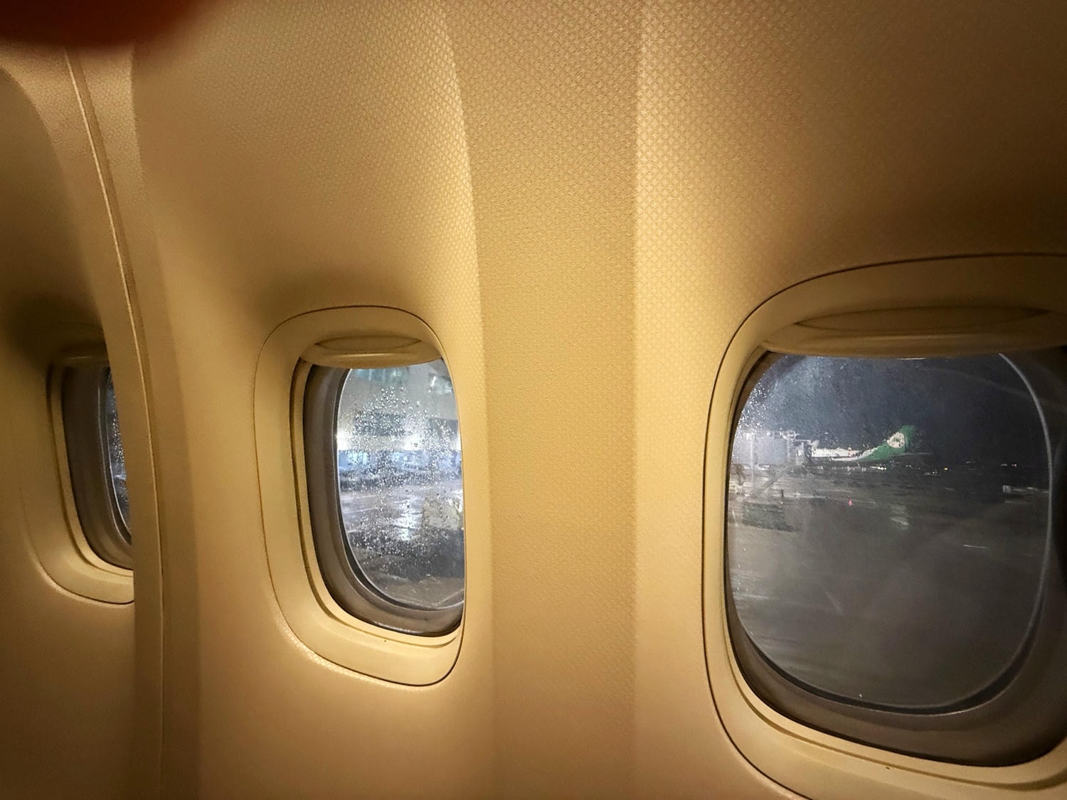 [飛行紀錄]土耳其航空 Turkish Airlines 波音777 商務艙體驗｜前後距離寬敞 全平躺座椅 腳可完整伸直不塞前排｜機上廚師到座位點餐＋有機上Wi-Fi可用｜左右空間偏窄且不一定走道位 商務艙廁所空間真的比較大