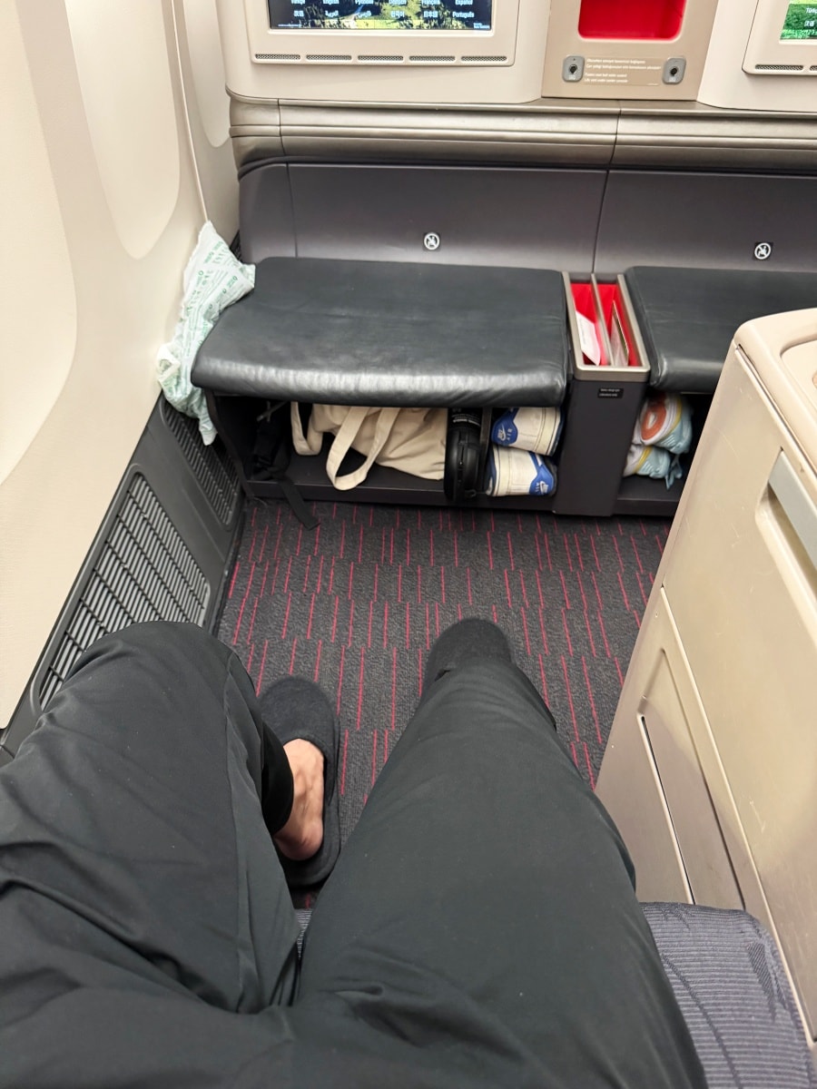[飛行紀錄]土耳其航空 Turkish Airlines 波音777 商務艙體驗｜前後距離寬敞 全平躺座椅 腳可完整伸直不塞前排｜機上廚師到座位點餐＋有機上Wi-Fi可用｜左右空間偏窄且不一定走道位 商務艙廁所空間真的比較大