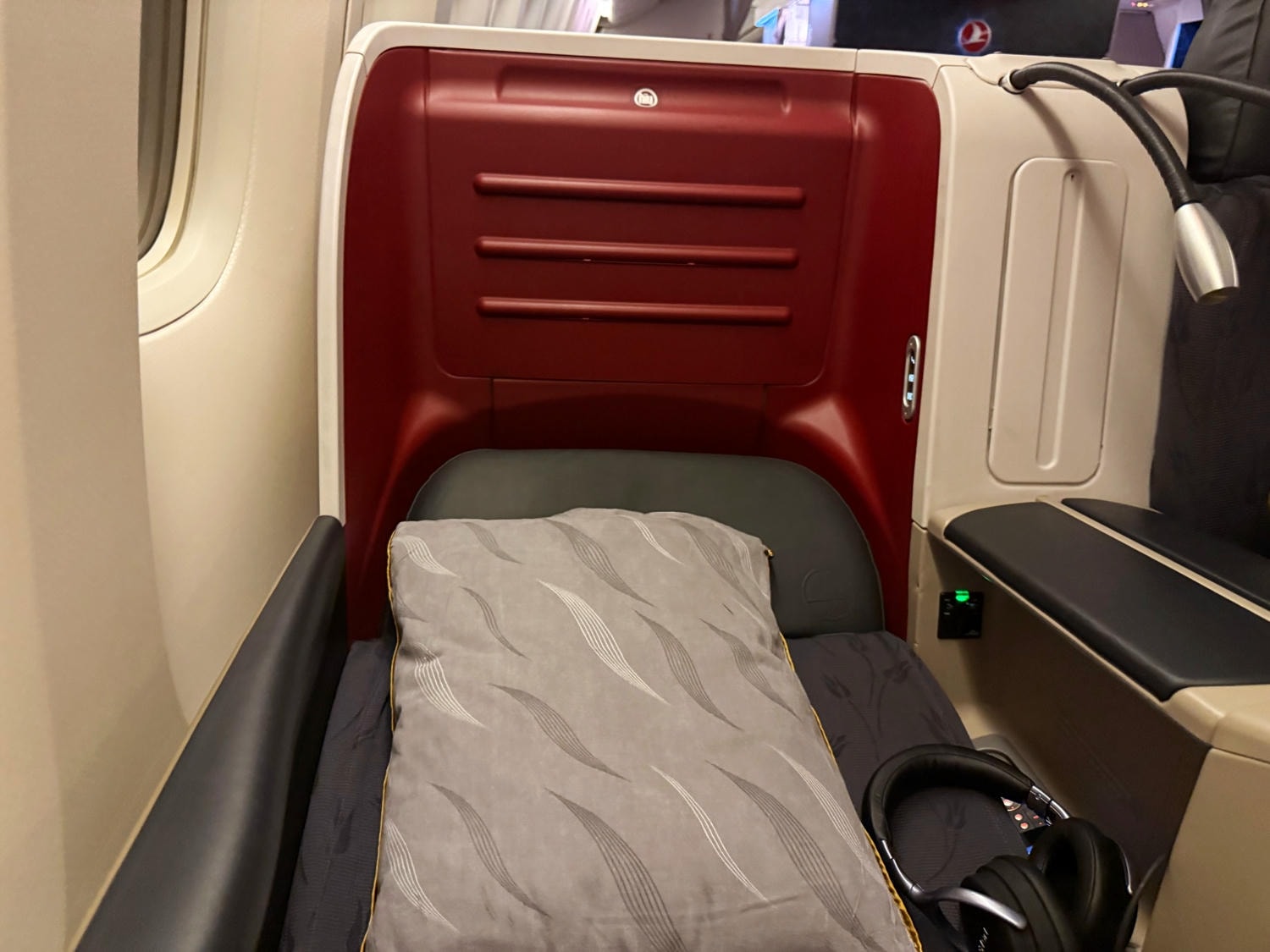 [飛行紀錄]土耳其航空 Turkish Airlines 波音777 商務艙體驗｜前後距離寬敞 全平躺座椅 腳可完整伸直不塞前排｜機上廚師到座位點餐＋有機上Wi-Fi可用｜左右空間偏窄且不一定走道位 商務艙廁所空間真的比較大
