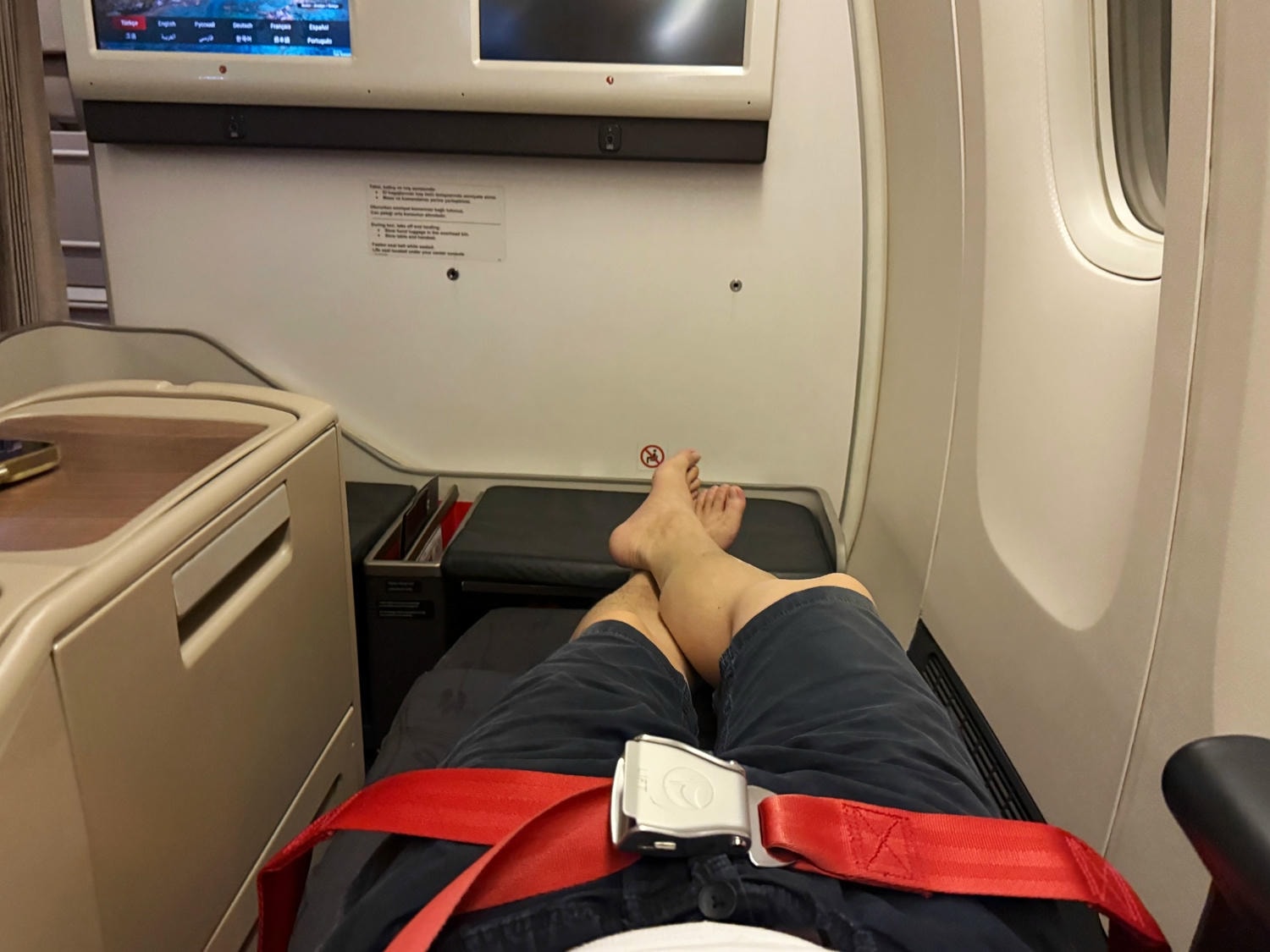 [飛行紀錄]土耳其航空 Turkish Airlines 波音777 商務艙體驗｜前後距離寬敞 全平躺座椅 腳可完整伸直不塞前排｜機上廚師到座位點餐＋有機上Wi-Fi可用｜左右空間偏窄且不一定走道位 商務艙廁所空間真的比較大