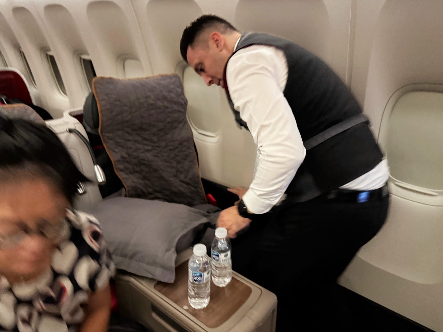 [飛行紀錄]土耳其航空 Turkish Airlines 波音777 商務艙體驗｜前後距離寬敞 全平躺座椅 腳可完整伸直不塞前排｜機上廚師到座位點餐＋有機上Wi-Fi可用｜左右空間偏窄且不一定走道位 商務艙廁所空間真的比較大