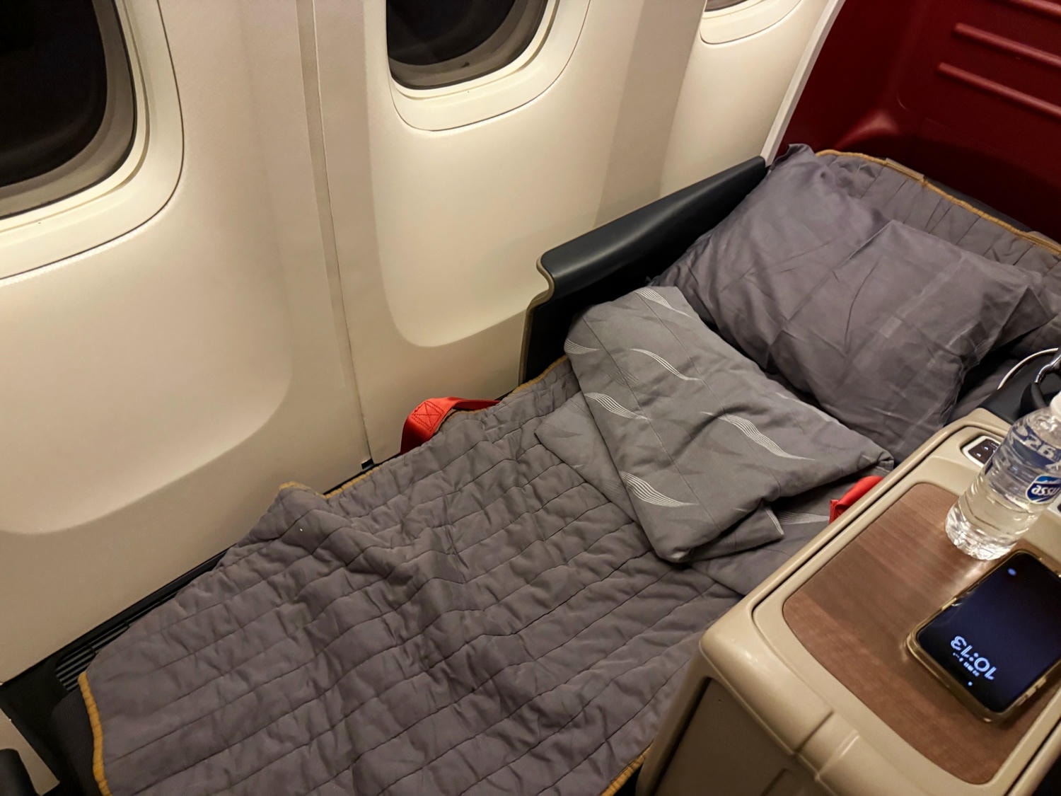 [飛行紀錄]土耳其航空 Turkish Airlines 波音777 商務艙體驗｜前後距離寬敞 全平躺座椅 腳可完整伸直不塞前排｜機上廚師到座位點餐＋有機上Wi-Fi可用｜左右空間偏窄且不一定走道位 商務艙廁所空間真的比較大